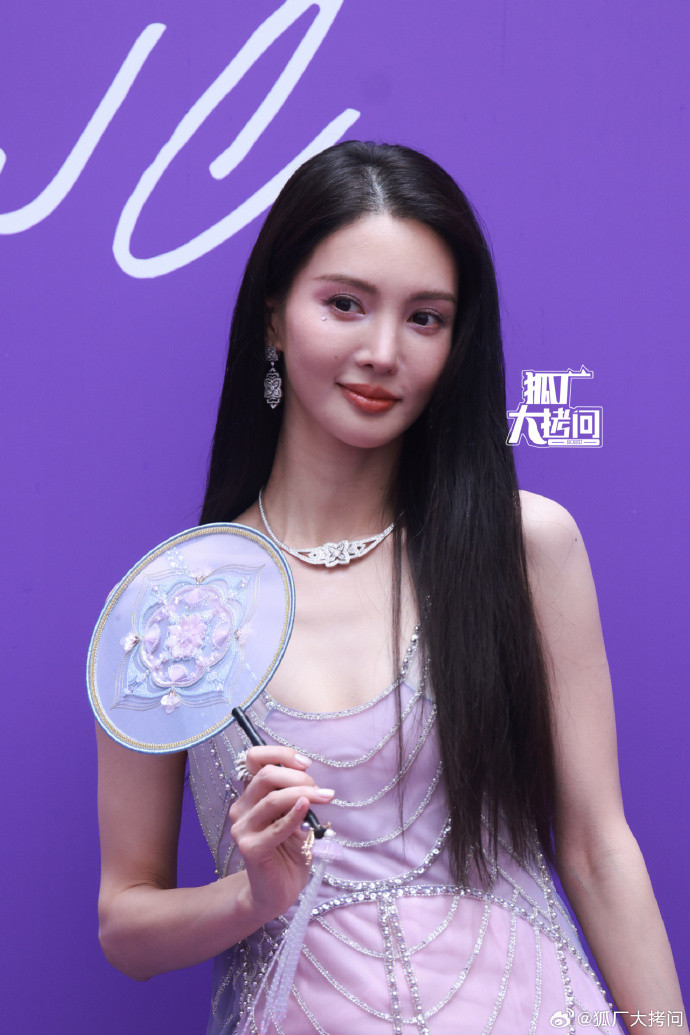 Kim Thần đem đến ngày hội váy Haute Couture Xuân Hè 2023 của Georges Hobeika cùng quạt cổ trang thêu thủ công. Diện mạo đầy chất thơ của nữ diễn viên trên thảm đỏ được khen ngợi.