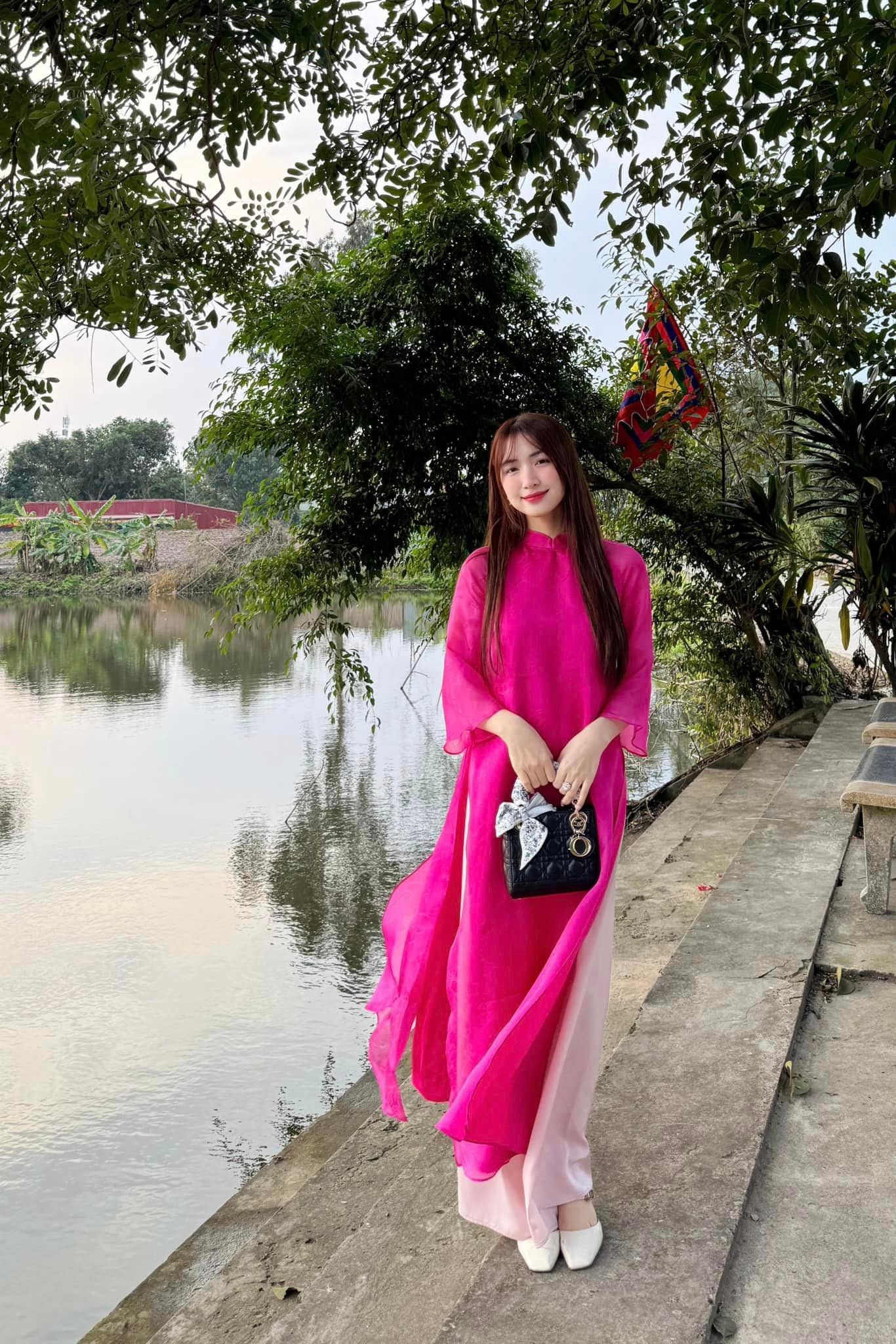 Hòa Minzy yêu kiều trong tà áo dài hồng. Nhan sắc tươi tắn, trẻ trung của nữ ca sĩ nhận về nhiều lời khen ngợi.