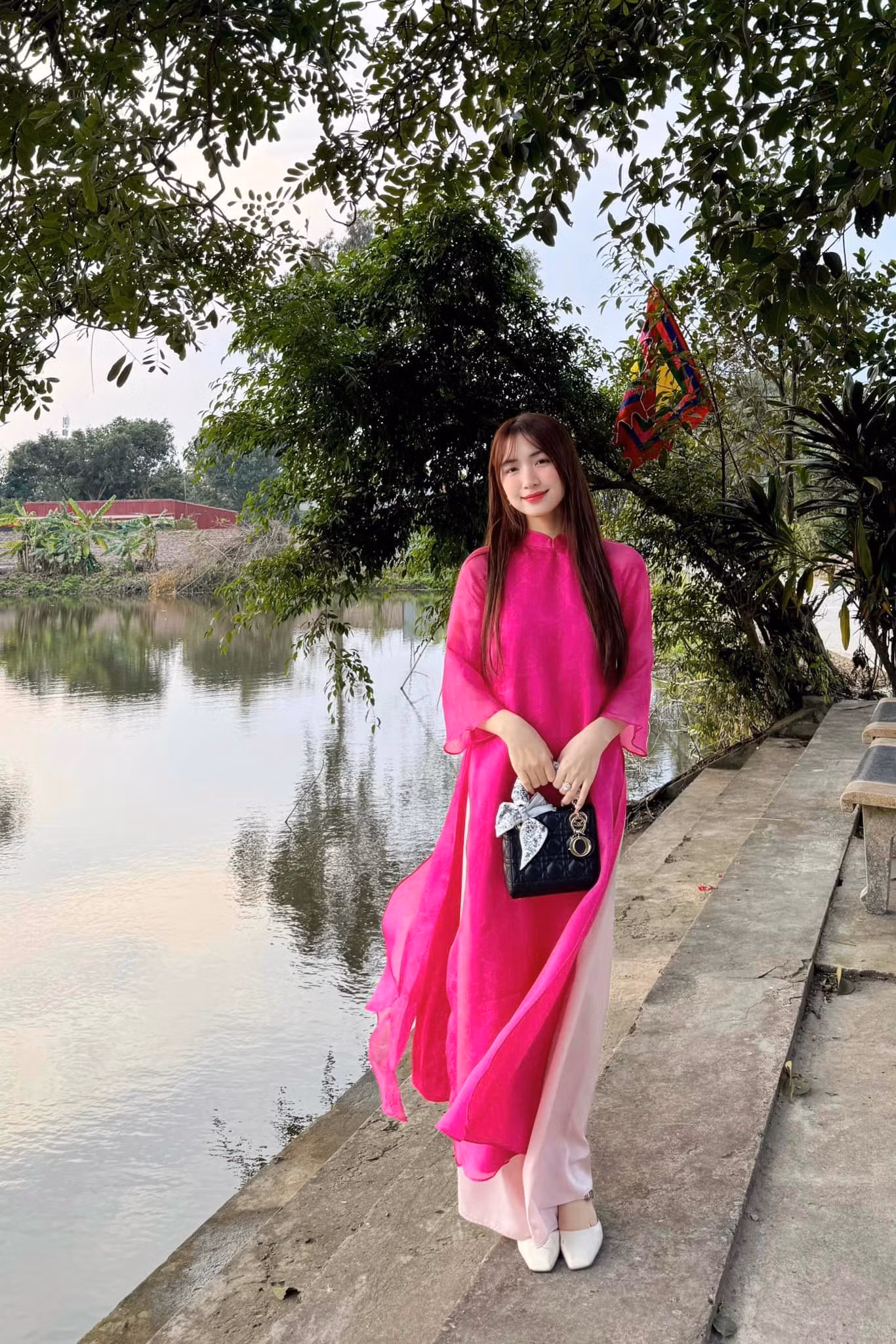 Hòa Minzy yêu kiều trong tà áo dài hồng. Nhan sắc tươi tắn, trẻ trung của nữ ca sĩ nhận về nhiều lời khen ngợi.