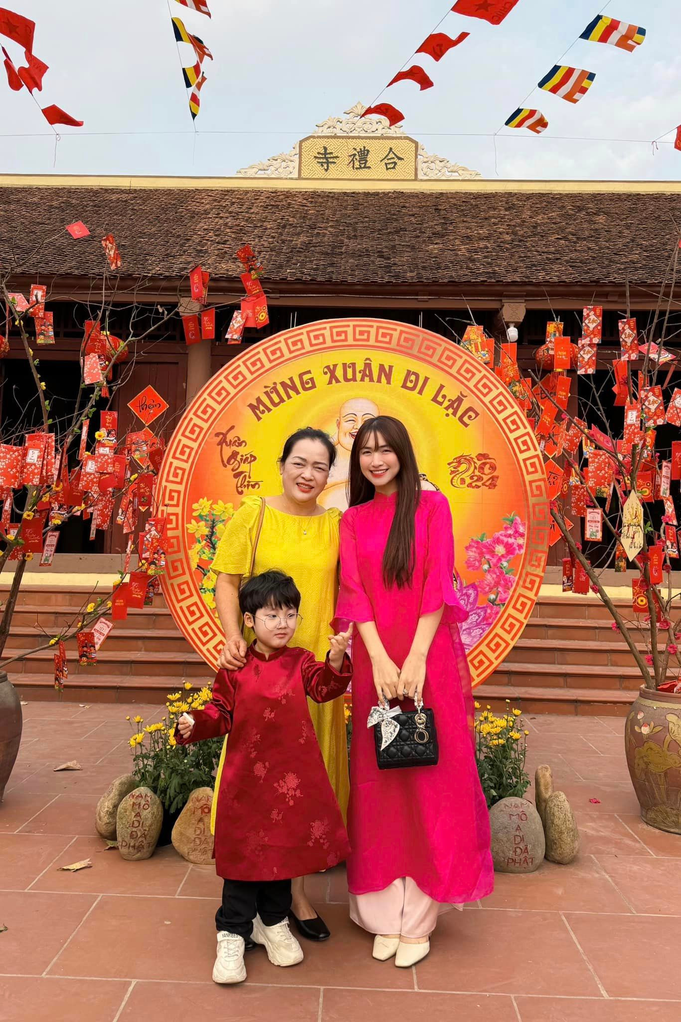 Hòa Minzy yêu kiều trong tà áo dài hồng. Nhan sắc tươi tắn, trẻ trung của nữ ca sĩ nhận về nhiều lời khen ngợi.