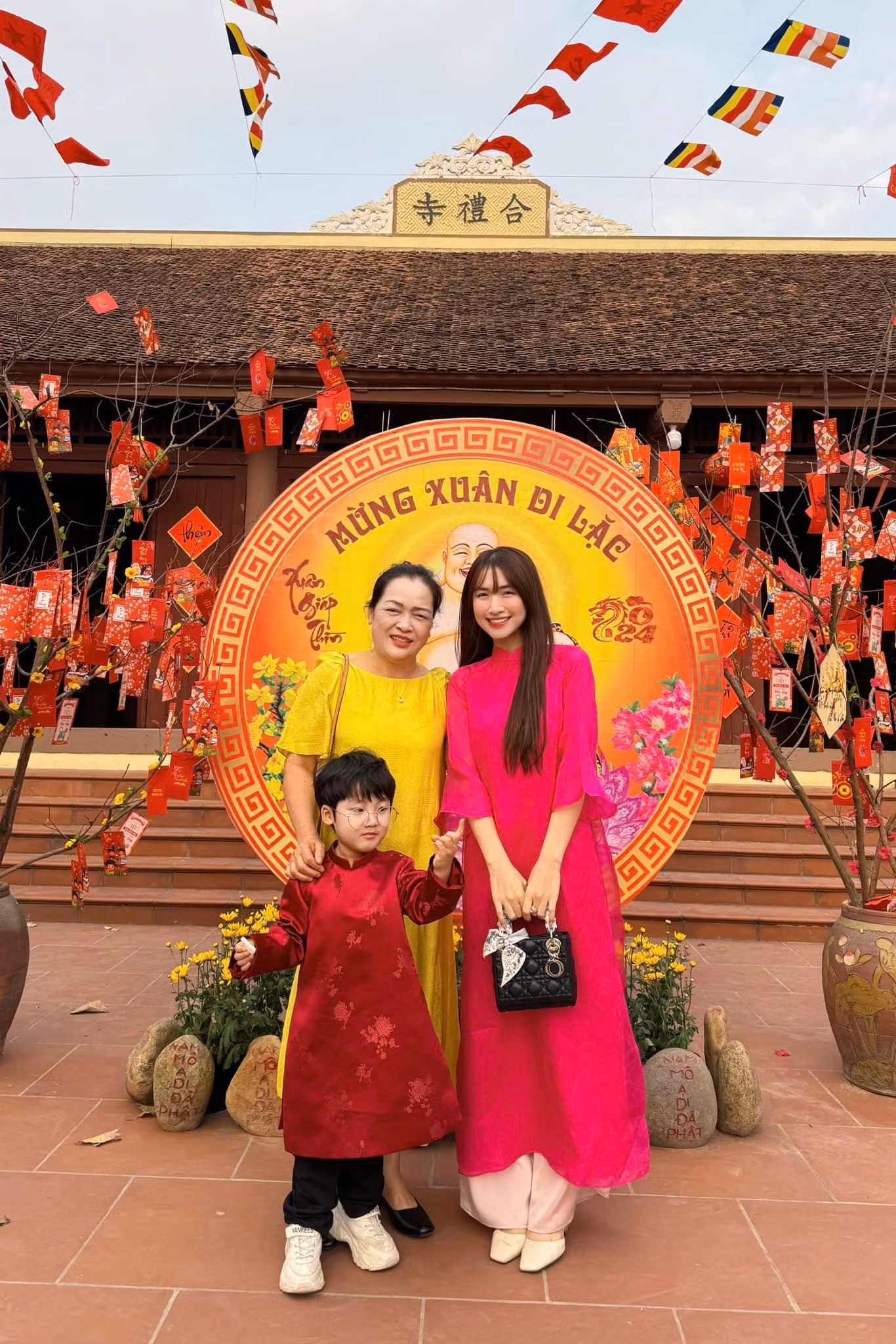 Hòa Minzy yêu kiều trong tà áo dài hồng. Nhan sắc tươi tắn, trẻ trung của nữ ca sĩ nhận về nhiều lời khen ngợi.
