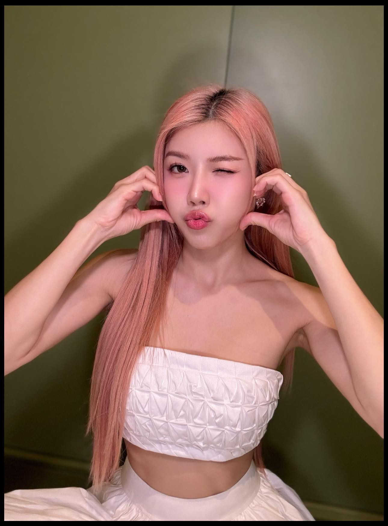 &quot;Chị đẹp&quot; Trang Pháp diện áo hai dây, tube-top phối cùng cùng chân váy ngắn trẻ trung.