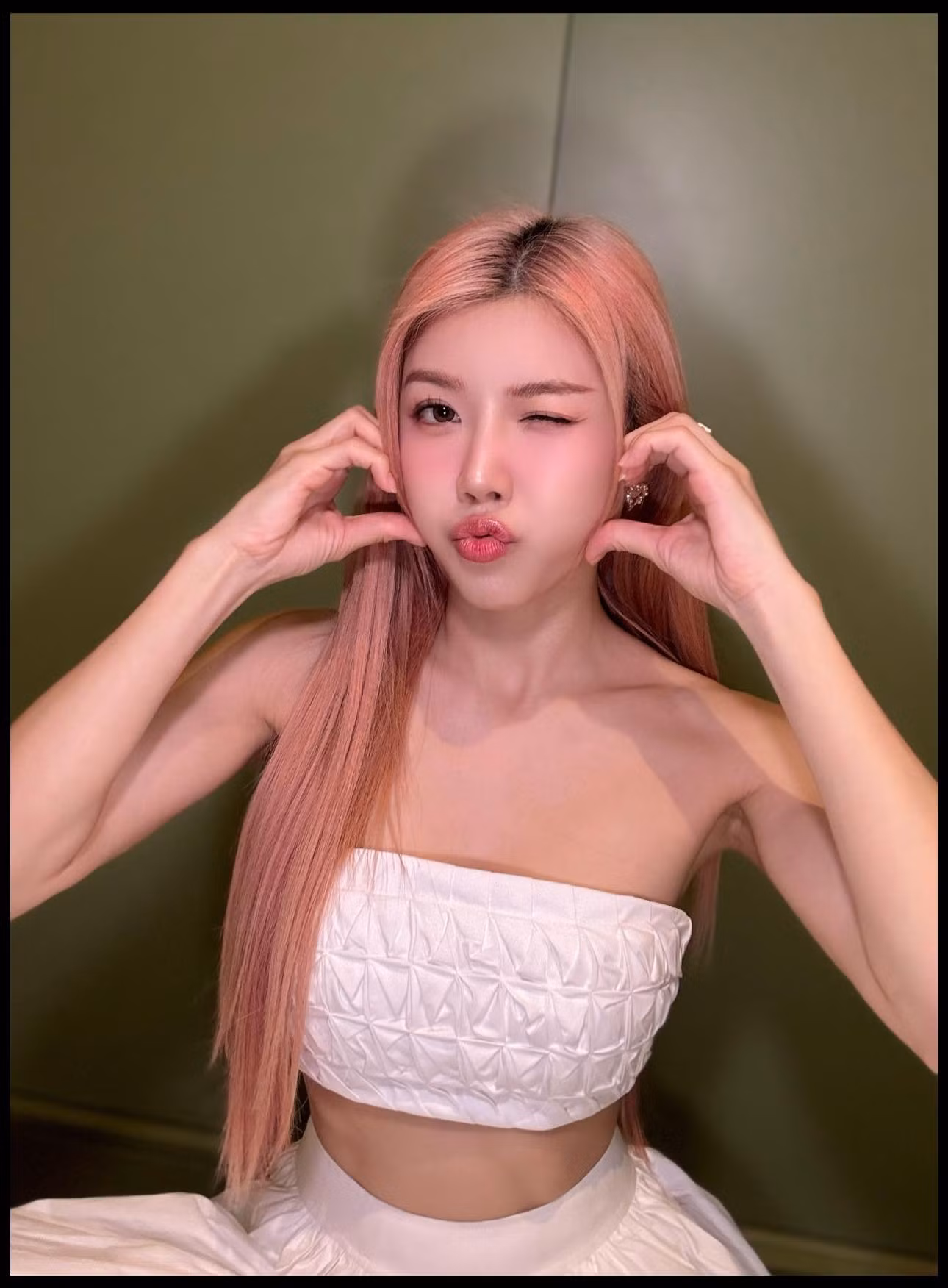 "Chị đẹp" Trang Pháp diện áo hai dây, tube-top phối cùng cùng chân váy ngắn trẻ trung.