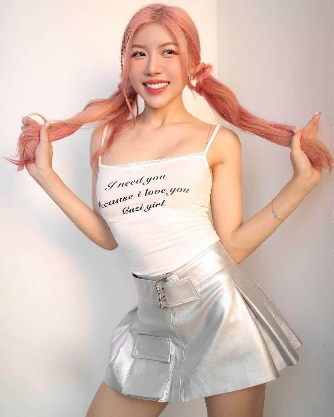 &quot;Chị đẹp&quot; Trang Pháp diện áo hai dây, tube-top phối cùng cùng chân váy ngắn trẻ trung.