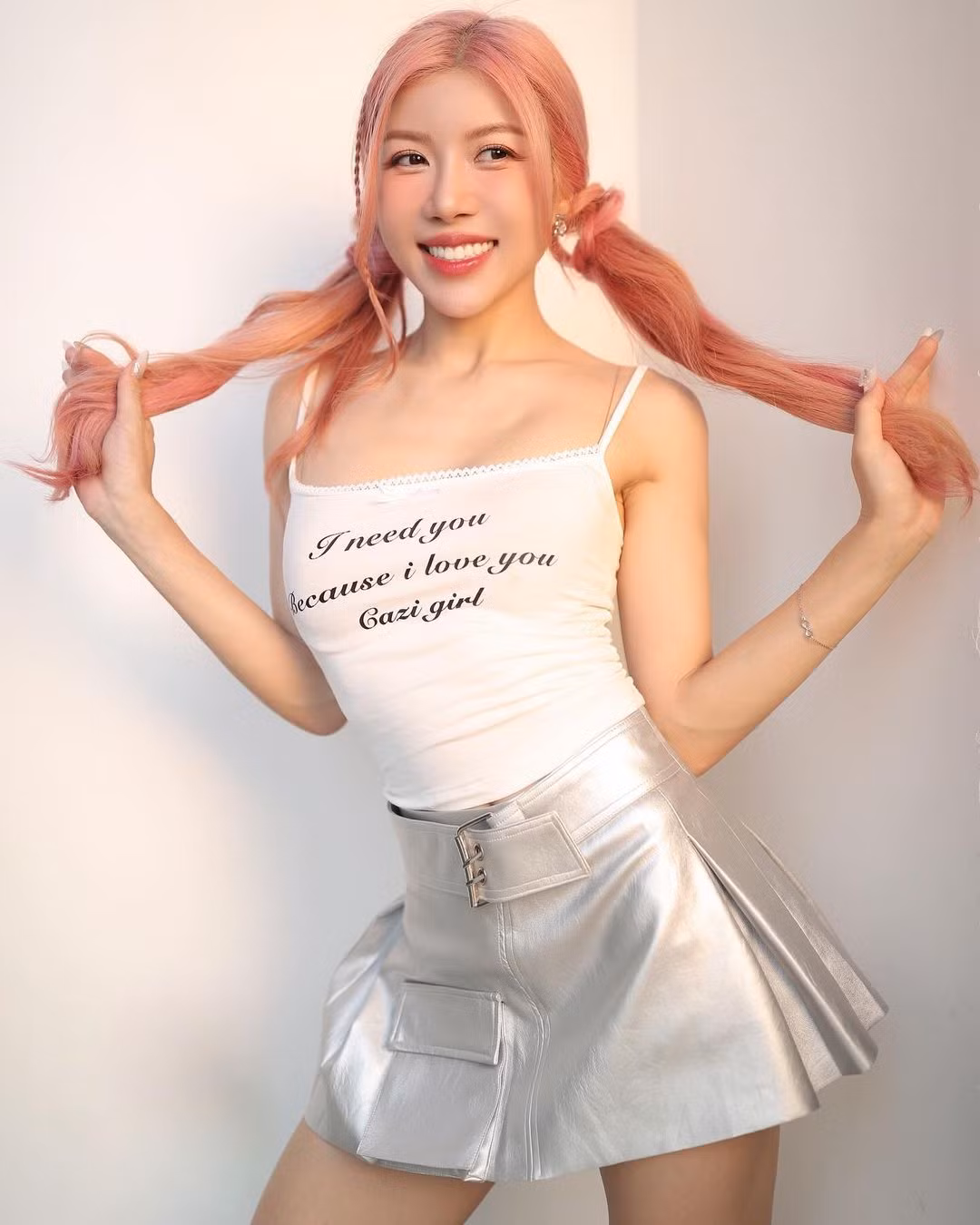 "Chị đẹp" Trang Pháp diện áo hai dây, tube-top phối cùng cùng chân váy ngắn trẻ trung.