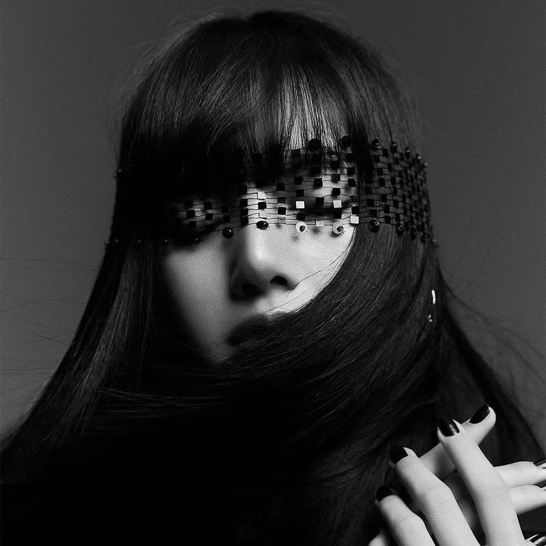 Lisa (BLACKPINK) khoe sắc vóc cuốn hút trong loạt thiết kế tối giản, cổ điển.