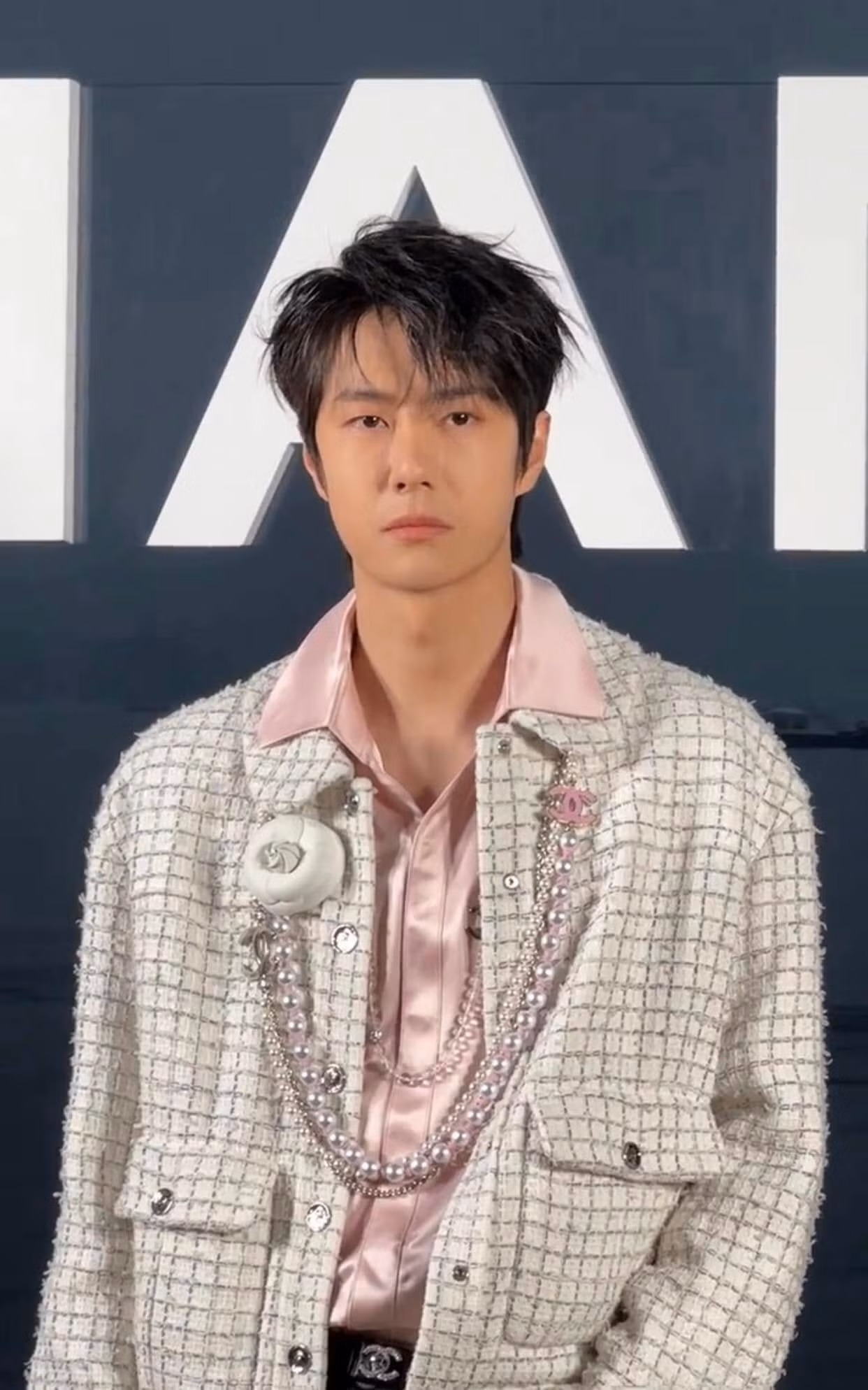 Tạo hình cùng nhan sắc của "quý công tử" Vương Nhất Bác tại sự kiện nhận về nhiều lời khen ngợi. Tạo hình cùng nhan sắc của "quý công tử" Vương Nhất Bác tại sự kiện nhận về nhiều lời khen ngợi.