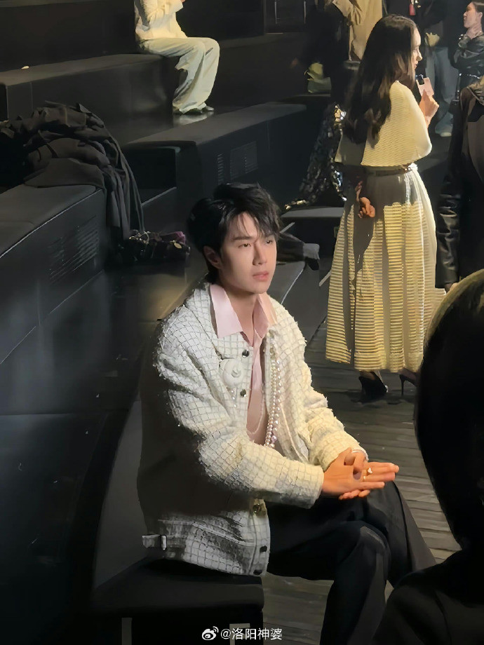 Tạo hình cùng nhan sắc của &quot;quý công tử&quot; Vương Nhất Bác tại sự kiện nhận về nhiều lời khen ngợi.