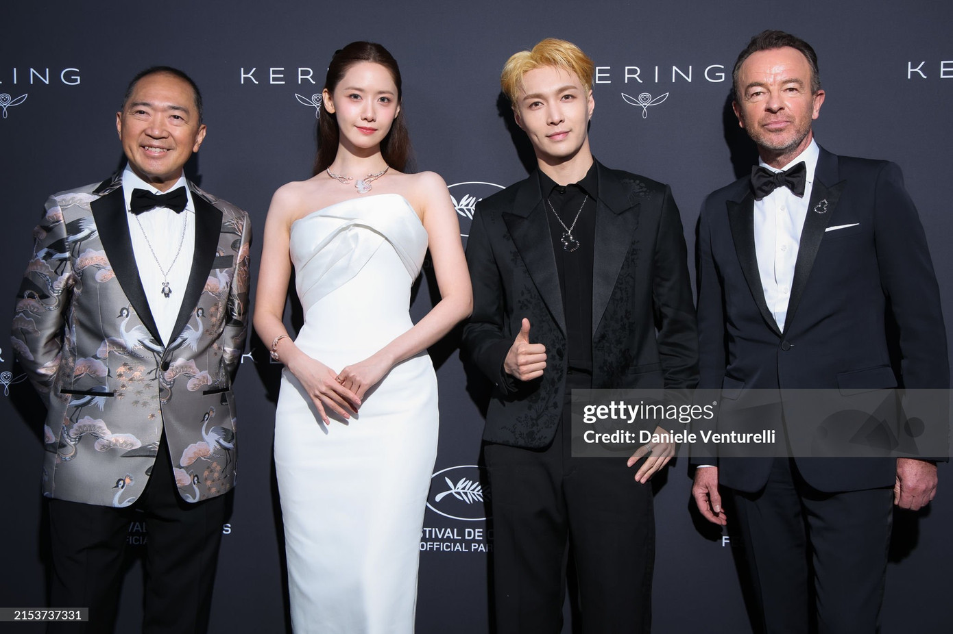 Yoona chung khung hình cùng Lay, Christophe Artaux (CEO của QEELIN) &amp; Dennis Chan (Founder &amp; Giám đốc sáng tạo của QEELIN).