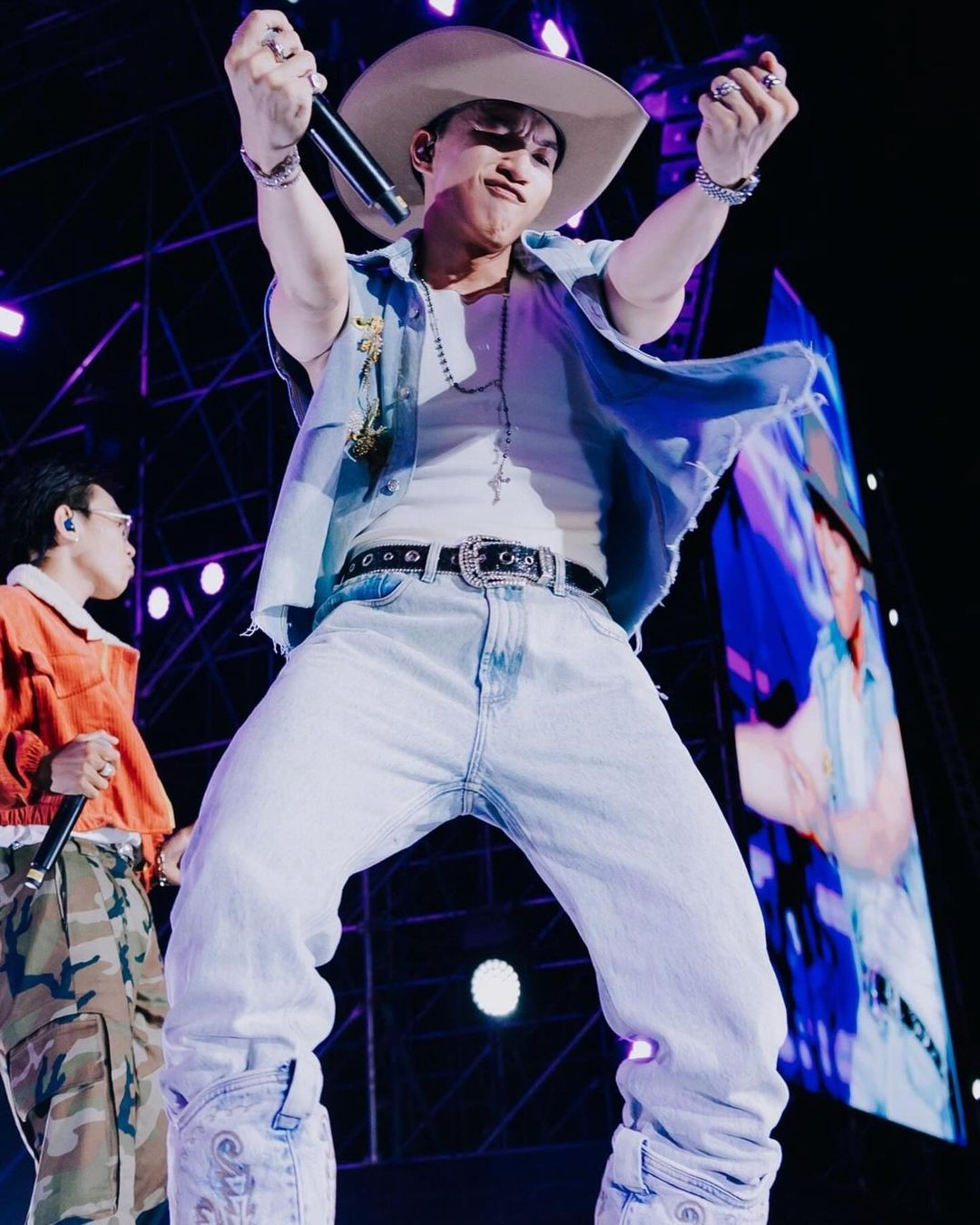 Stylist Nam Phùng là người đứng sau nhiều tạo hình chấn động, gây sốt mạng xã hội một thời của nam rapper 9X. Stylist Nam Phùng là người đứng sau nhiều tạo hình chấn động, gây sốt mạng xã hội một thời của nam rapper 9X.