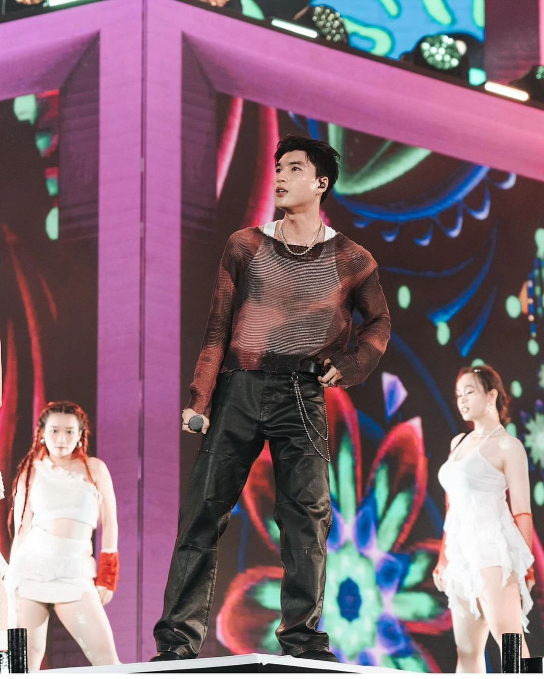 Trên các sân khấu lớn, sao nam 9X cũng thử sức với các kiểu dáng trang phục thịnh hành, phong cách đa đạng hơn. Trên các sân khấu lớn, sao nam 9X cũng thử sức với các kiểu dáng trang phục thịnh hành, phong cách đa đạng hơn.