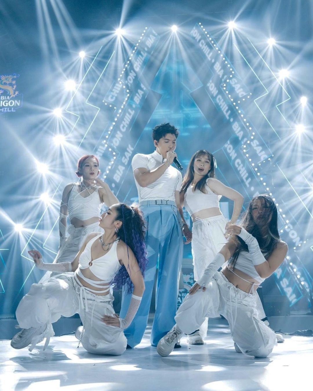 HIEUTHUHAI thoát mác "bản sao G-Eazy" nhờ diện mạo thời thượng, đậm chất riêng. HIEUTHUHAI thoát mác "bản sao G-Eazy" nhờ diện mạo thời thượng, đậm chất riêng.