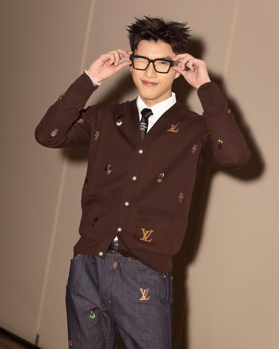 Kiểu tóc đặc trưng của HIEUTHUHAI được dàn cast Hai Ngày Một Đêm gọi là "tóc giật điện". Kiểu tóc đặc trưng của HIEUTHUHAI được dàn cast Hai Ngày Một Đêm gọi là "tóc giật điện".