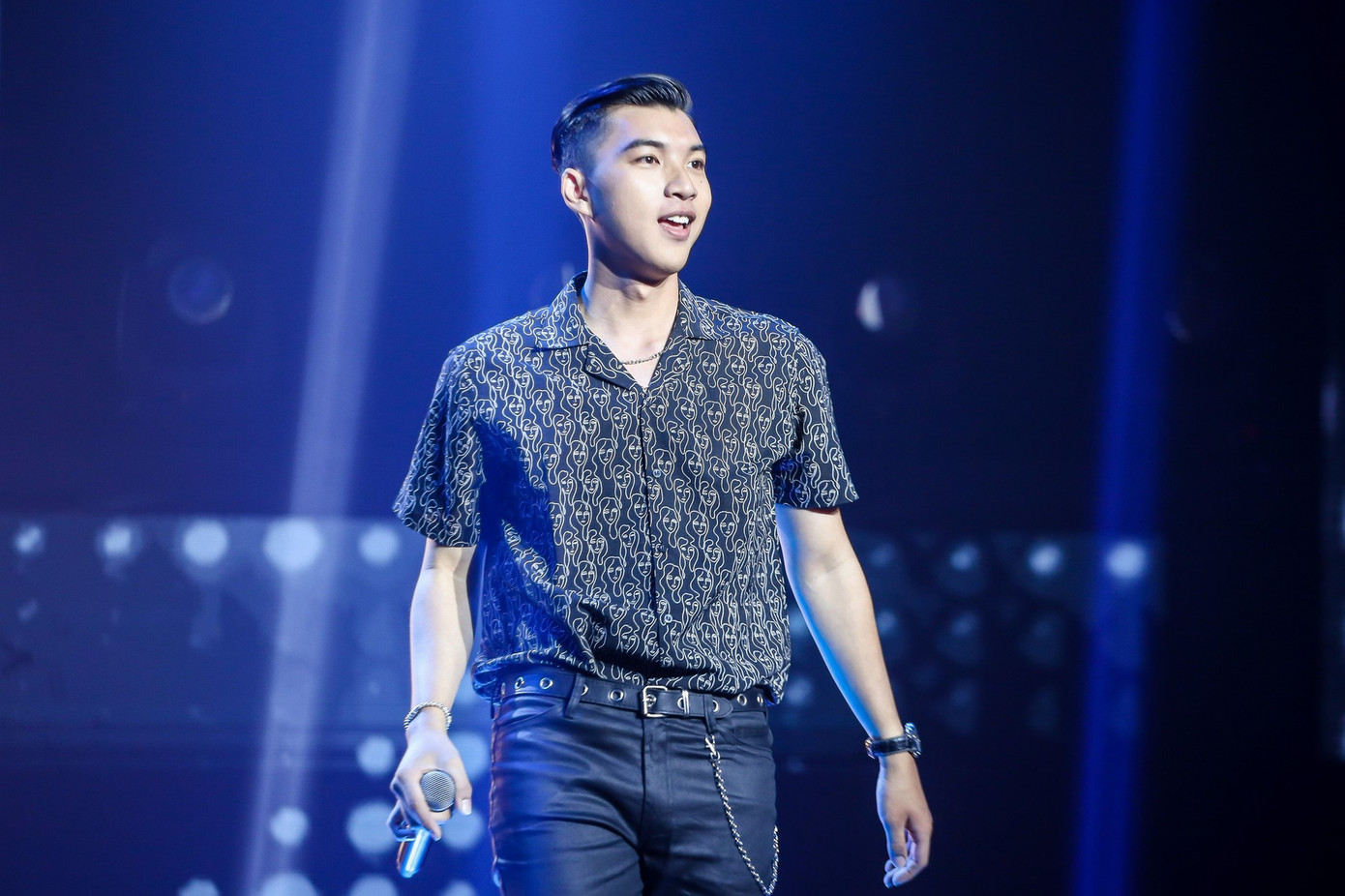 Diện mạo "bóng bẩy" đồng hành cùng HIEUTHUHAI xuyên suốt cuộc thi King of Rap. Diện mạo "bóng bẩy" đồng hành cùng HIEUTHUHAI xuyên suốt cuộc thi King of Rap.