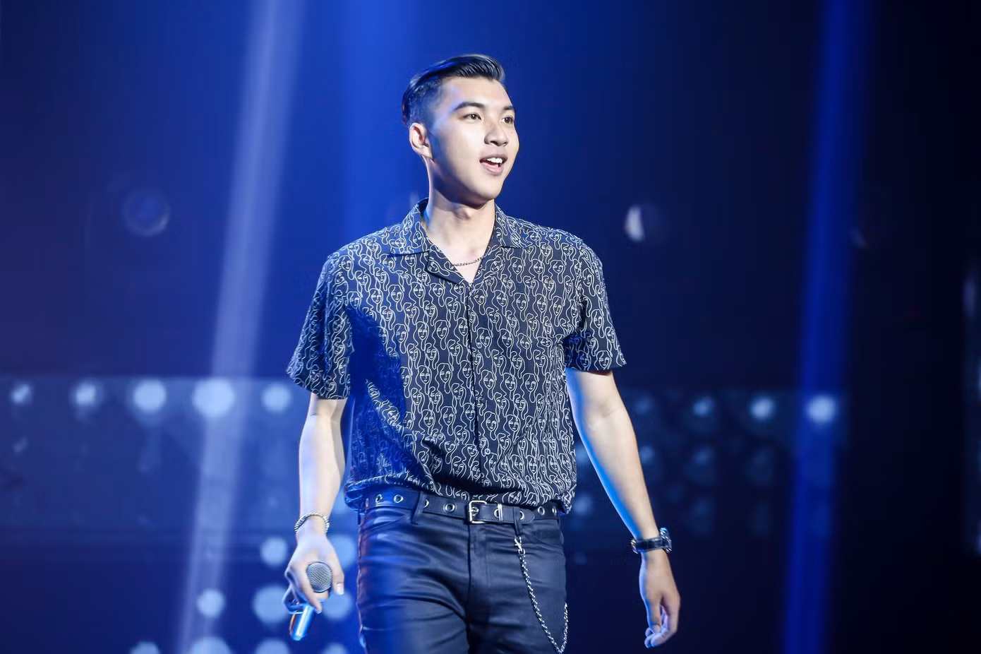 Diện mạo "bóng bẩy" đồng hành cùng HIEUTHUHAI xuyên suốt cuộc thi King of Rap. Diện mạo "bóng bẩy" đồng hành cùng HIEUTHUHAI xuyên suốt cuộc thi King of Rap.