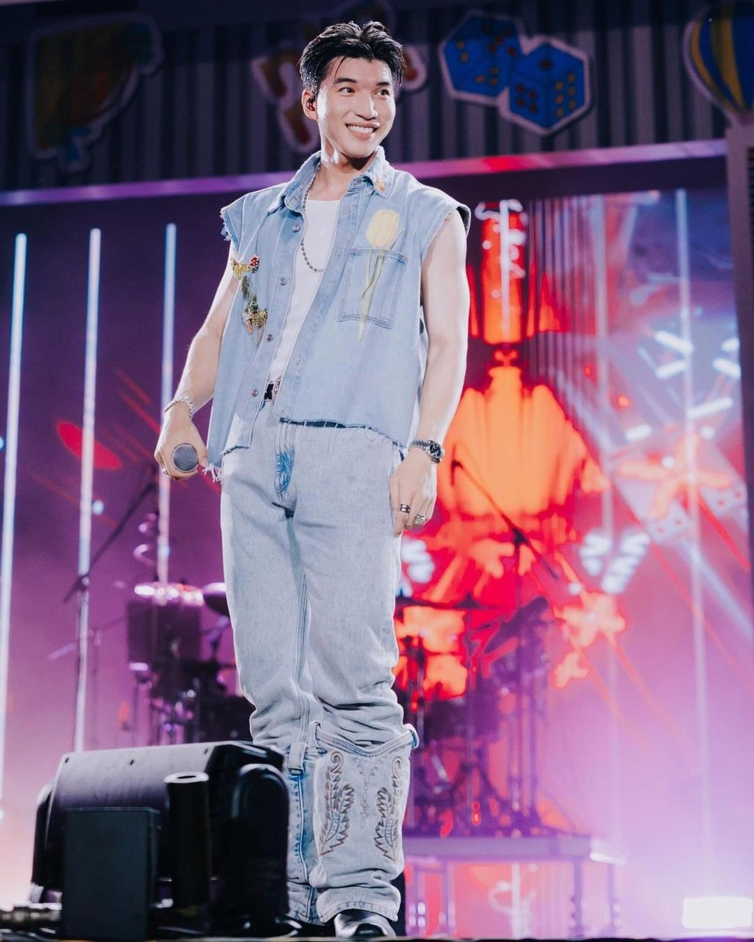 Trên các sân khấu lớn, sao nam 9X cũng thử sức với các kiểu dáng trang phục thịnh hành, phong cách đa đạng hơn. Trên các sân khấu lớn, sao nam 9X cũng thử sức với các kiểu dáng trang phục thịnh hành, phong cách đa đạng hơn.