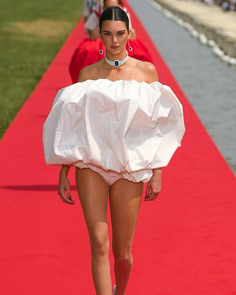 Kendall Jenner trong một thiết kế đầm phồng độc đáo của nhà mốt Jacquemus.