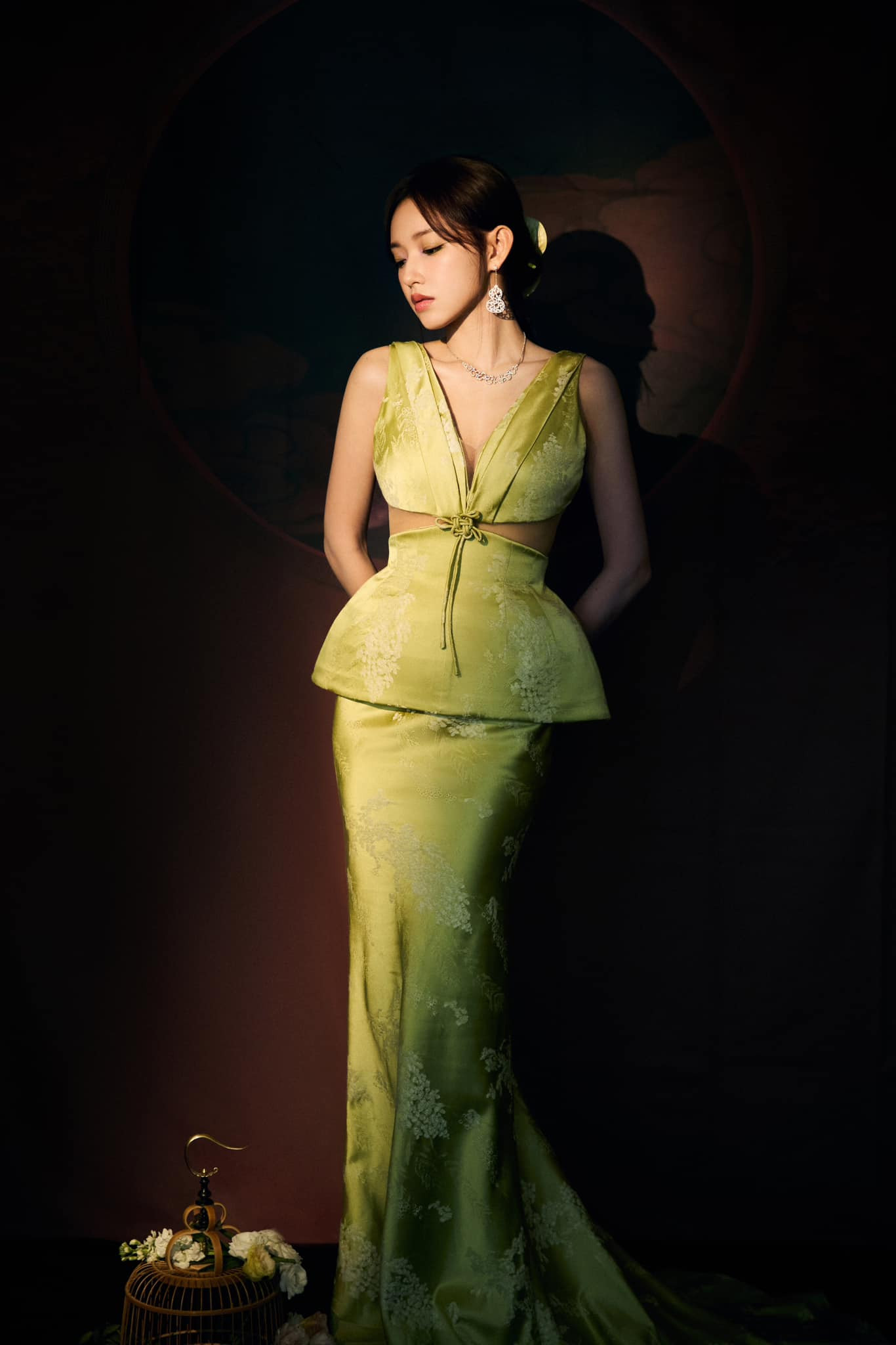 Trình Tiêu diện trang phục chất liệu lụa bóng, thiết kế tôn dáng nhờ phần áo phồng.