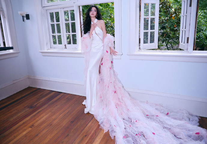 Châu Vũ Đồng tạo điểm nhấn với áo khoác cách điệu. Tuy nhiên, kiểu tóc khiến nữ diễn viên trông không được gọn gàng.