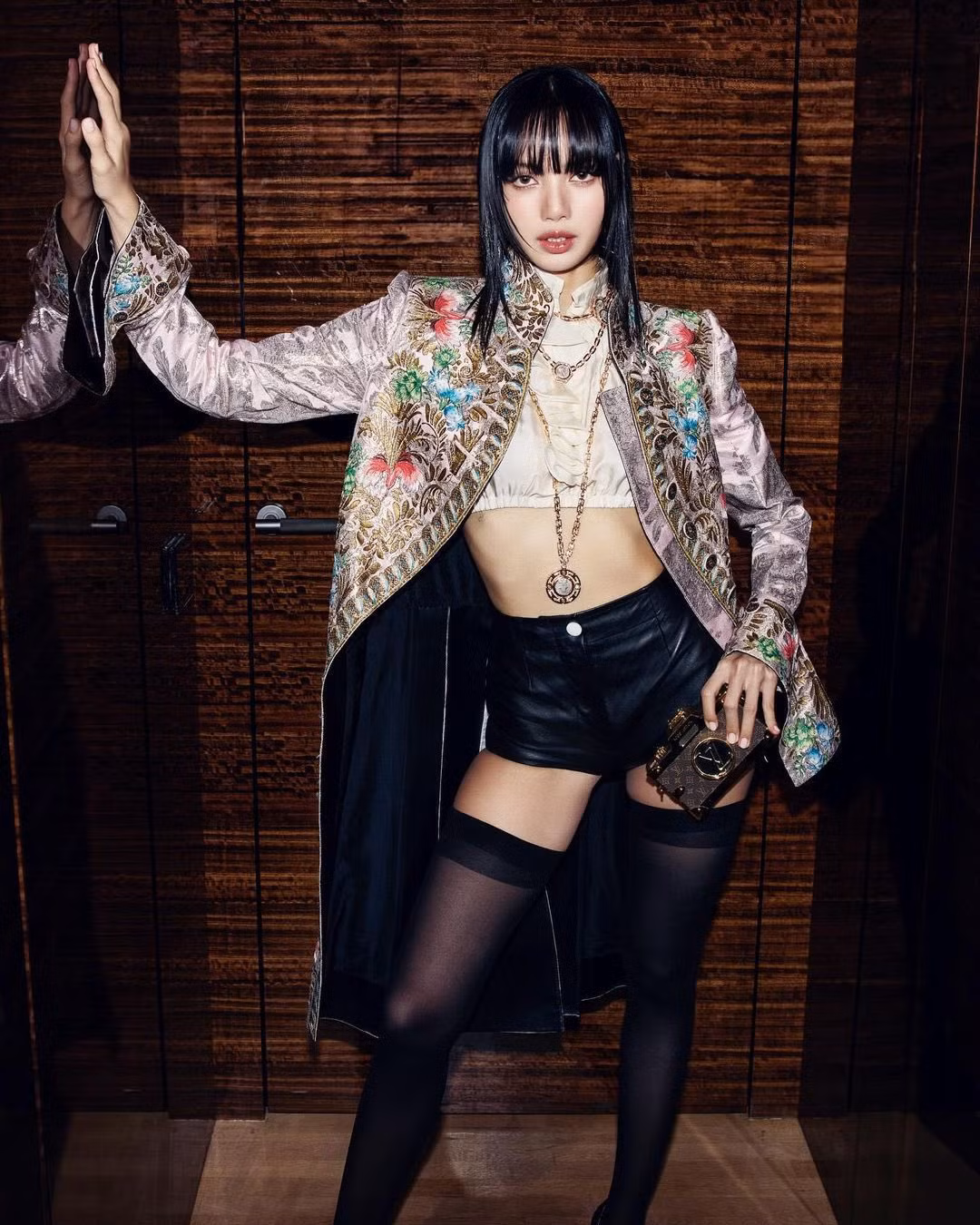 Lisa BLACKPINK hai lần diện áo jacket được giới thiệu năm 2018 của Louis Vuitton. Tại show diễn của nhà mốt thuộc khuôn khổ Paris Fashion Week 2024, nữ idol bắt mắt trong mẫu áo khoác BST Spring 2018 (bên trái). Đầu tháng 8, sau khi trở thành đại sứ thương hiệu, cô diện thiết kế BST Fall 2018 Ready-to-Wear (bên phải).