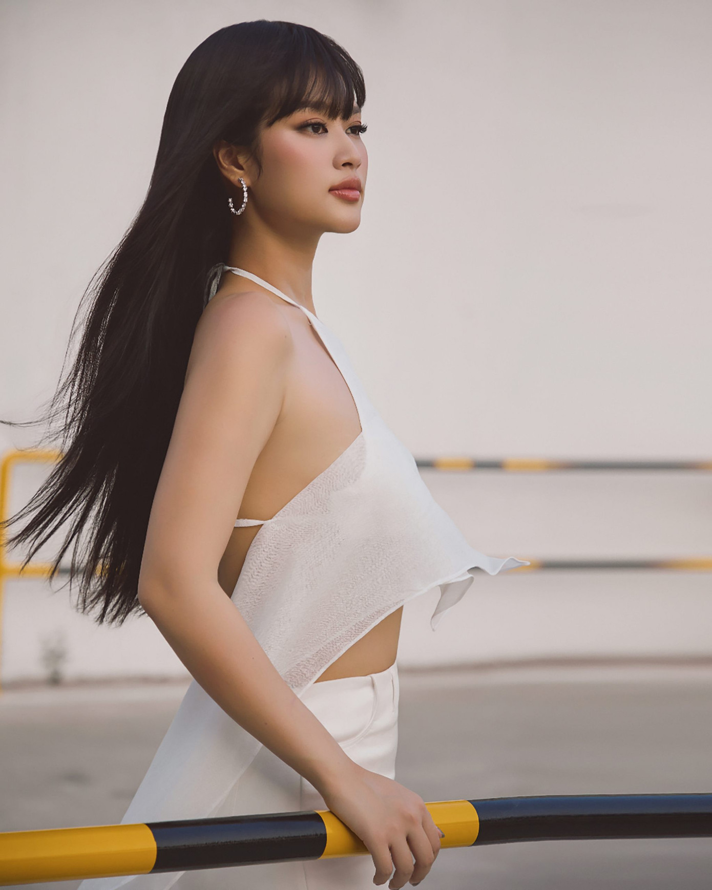 Miss Grand Vietnam 2022 "lột xác" trong bộ hình mới với tóc mái bằng. Cô khoe sắc vóc thon gọn trông thấy trong thiết kế áo cổ yếm, khoe trọn lưng trần.