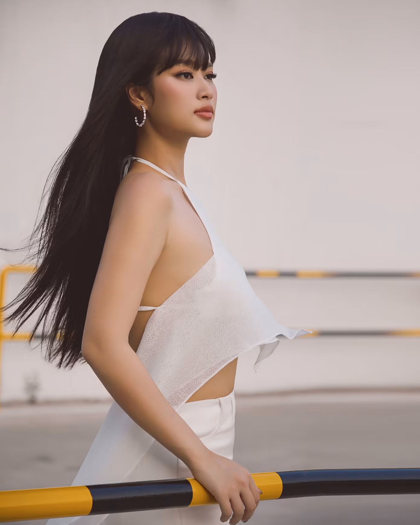 Miss Grand Vietnam 2022 "lột xác" trong bộ hình mới với tóc mái bằng. Cô khoe sắc vóc thon gọn trông thấy trong thiết kế áo cổ yếm, khoe trọn lưng trần.