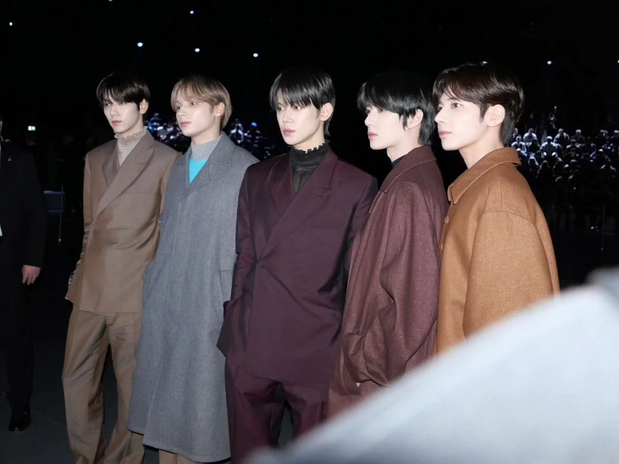 Nhóm nhạc đại sứ TXT xuất hiện tại show diễn với các set trang phục đồng màu đến từ BST mới của NTK Kim Jones.