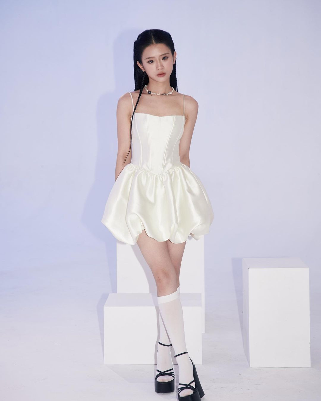 Amee, Phí Phương Anh, Linh Ka &quot;đụng hàng&quot; trong một thiết kế đầm phồng bí ngô kết hợp cùng dáng corset màu kem ngọt ngào.