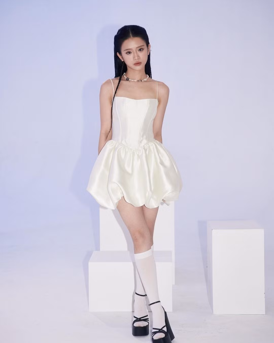 Amee, Phí Phương Anh, Linh Ka "đụng hàng" trong một thiết kế đầm phồng bí ngô kết hợp cùng dáng corset màu kem ngọt ngào. Amee, Phí Phương Anh, Linh Ka "đụng hàng" trong một thiết kế đầm phồng bí ngô kết hợp cùng dáng corset màu kem ngọt ngào.