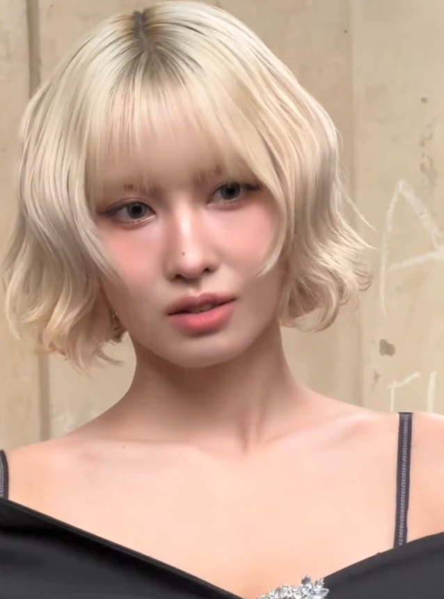 Cận cảnh nhan sắc qua cam thường của Momo TWICE tại sự kiện. Cận cảnh nhan sắc qua cam thường của Momo TWICE tại sự kiện.