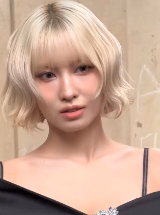 Cận cảnh nhan sắc qua cam thường của Momo TWICE tại sự kiện. Cận cảnh nhan sắc qua cam thường của Momo TWICE tại sự kiện.