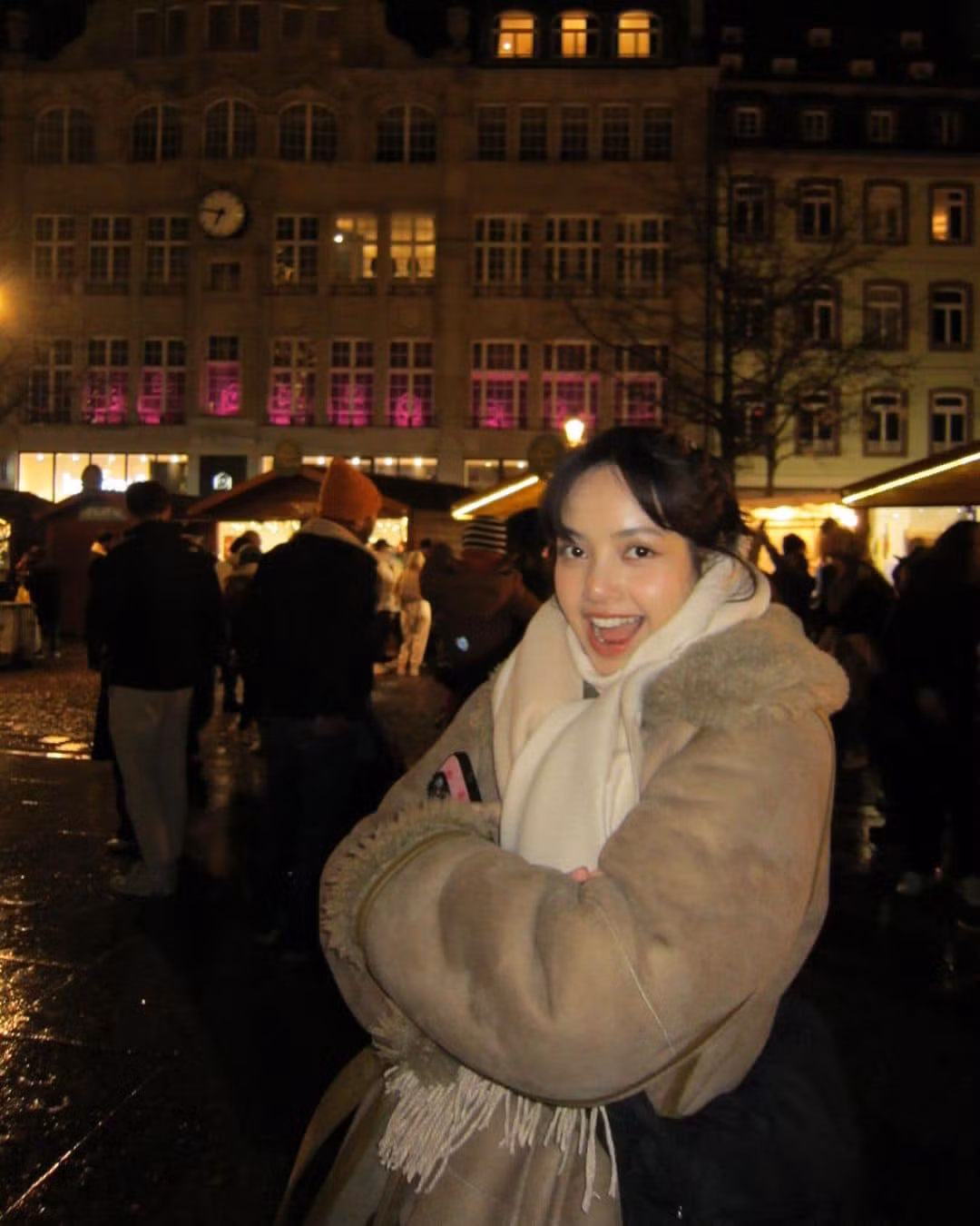 Lisa BLACKPINK cũng thoải mái khoe mặt mộc, diện mạo thường ngày trên trang cá nhân hơn 100 triệu người theo dõi kể từ khi rời YG.