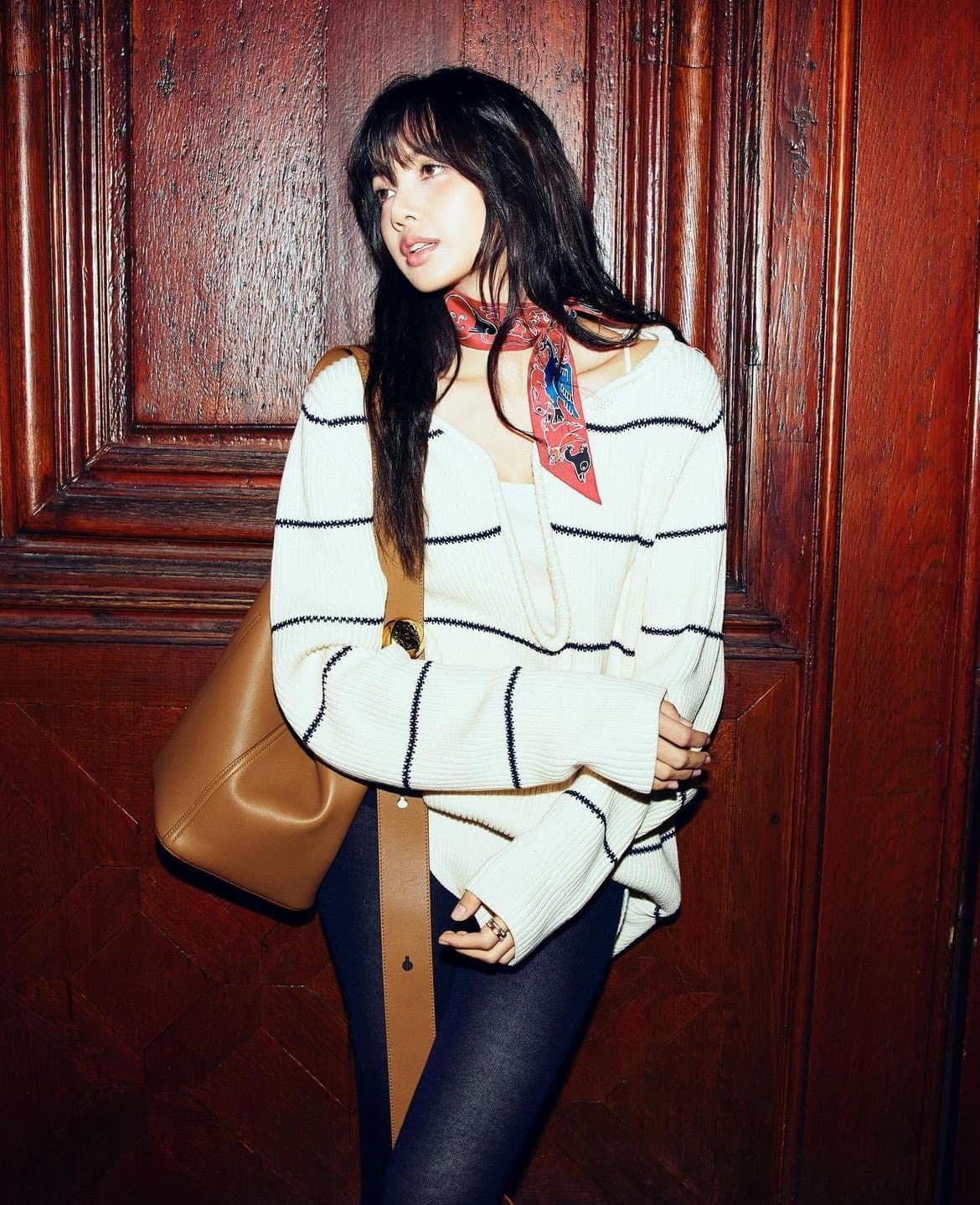 Diện mạo của Lisa BLACKPINK trước (ảnh trên) và sau (ảnh dưới) khi rời YG.