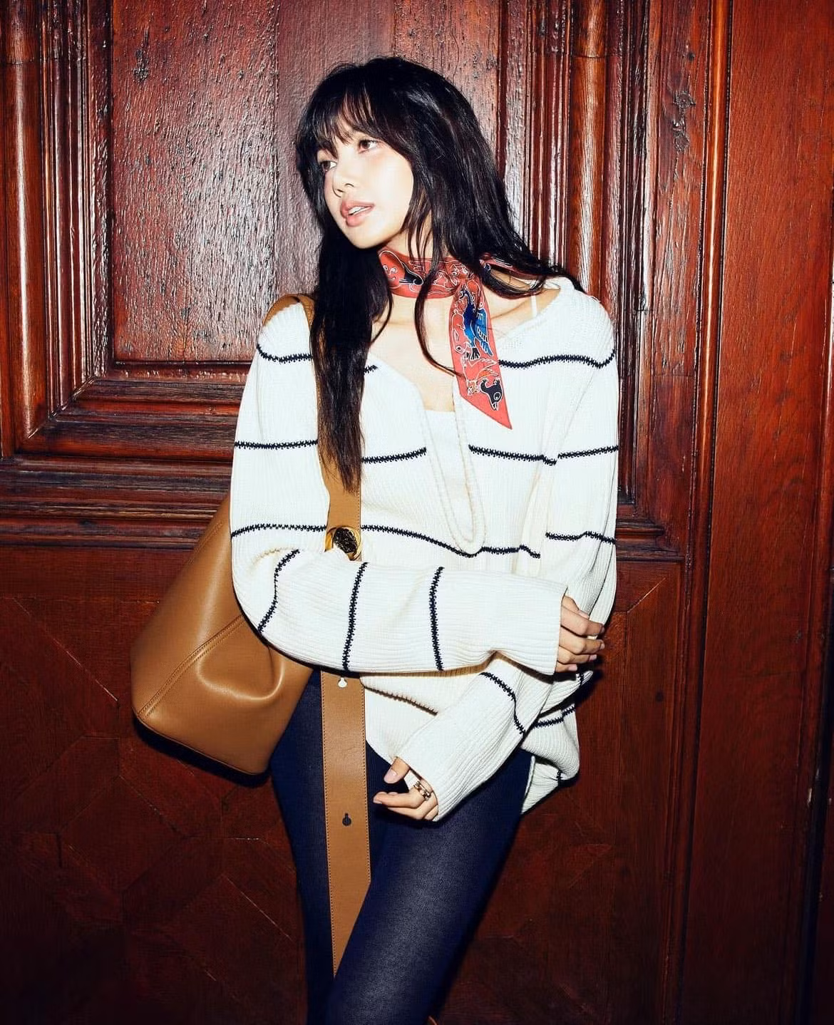 Diện mạo của Lisa BLACKPINK trước (ảnh trên) và sau (ảnh dưới) khi rời YG.