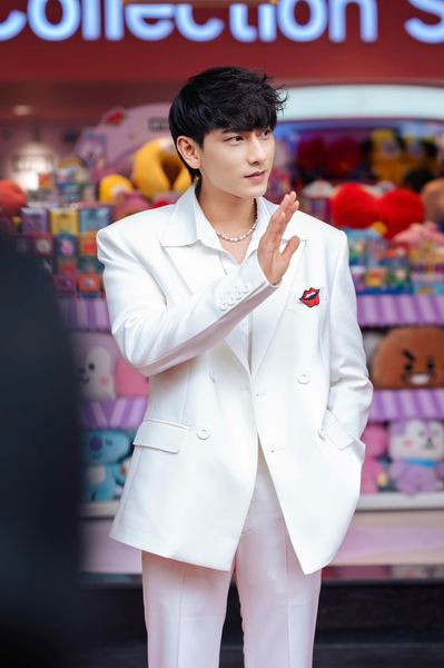 ISAAC chuộng âu phục, mang đến hình ảnh quý ông lịch lãm trên sân khấu. ISAAC chuộng âu phục, mang đến hình ảnh quý ông lịch lãm trên sân khấu.