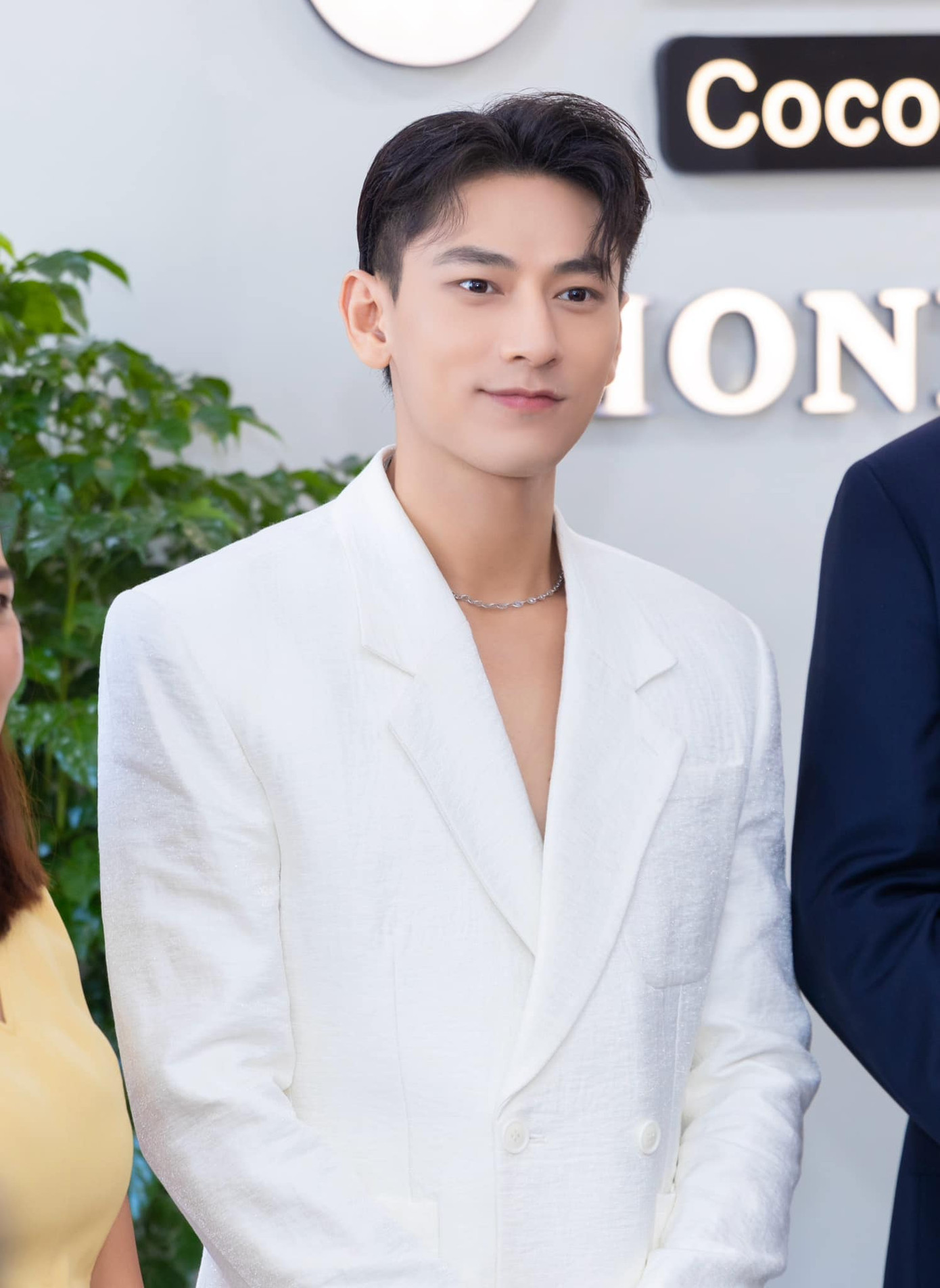 ISAAC chuộng âu phục, mang đến hình ảnh quý ông lịch lãm trên sân khấu. ISAAC chuộng âu phục, mang đến hình ảnh quý ông lịch lãm trên sân khấu.