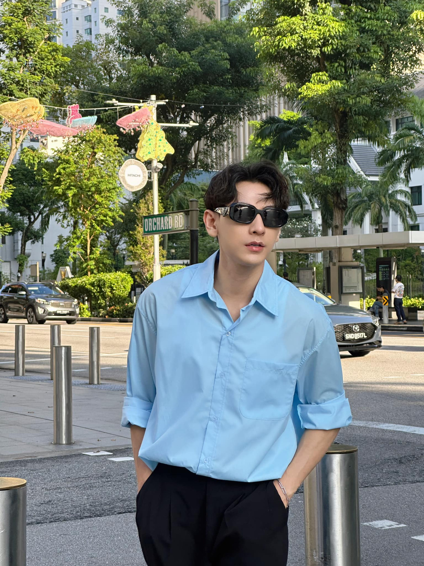 Ngày thường, nam thần V-Biz năng động với áo phông, sơ mi tông màu trung tính, đơn sắc. Ngày thường, nam thần V-Biz năng động với áo phông, sơ mi tông màu trung tính, đơn sắc.