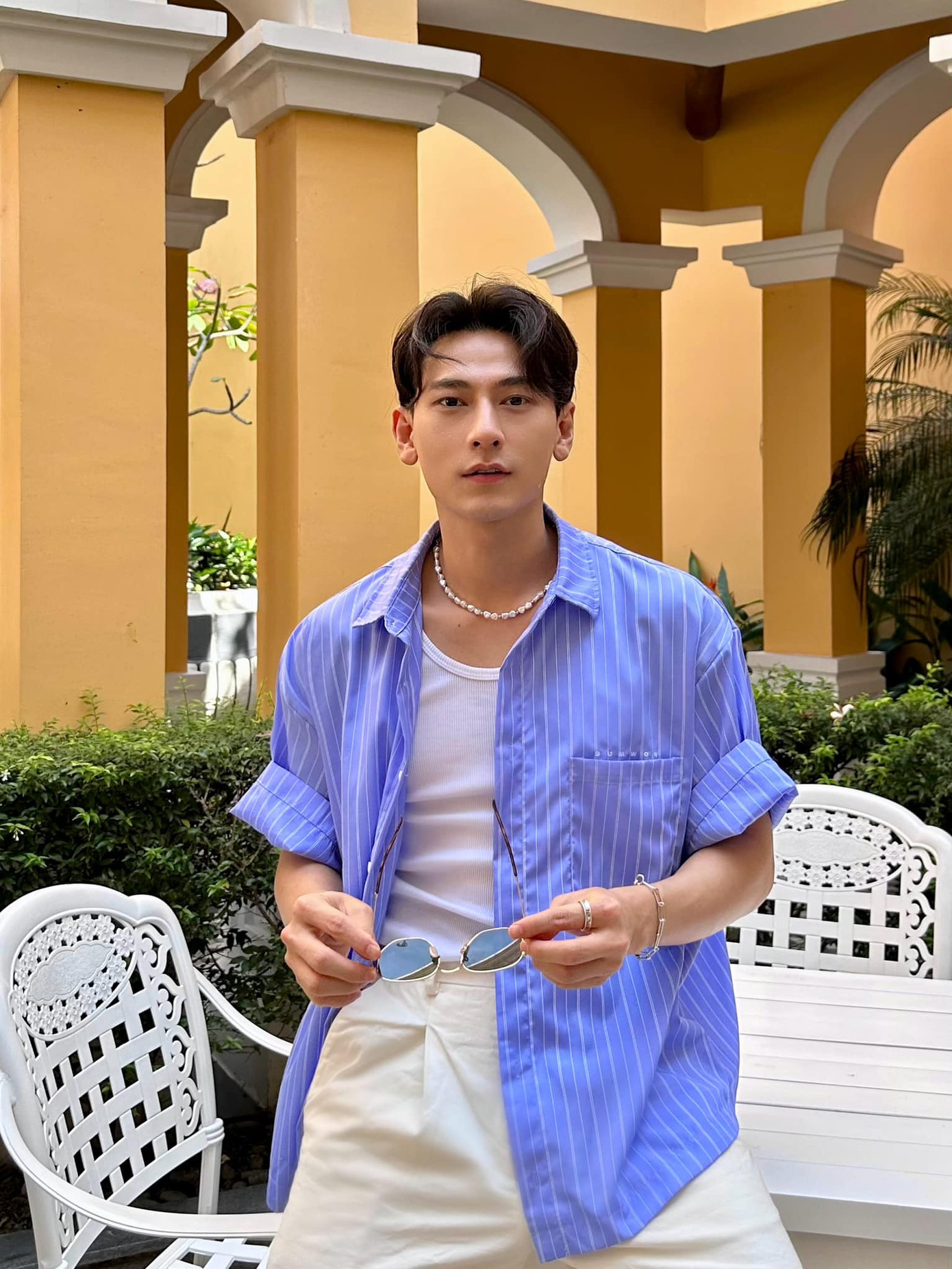 Ngày thường, nam thần V-Biz năng động với áo phông, sơ mi tông màu trung tính, đơn sắc. Ngày thường, nam thần V-Biz năng động với áo phông, sơ mi tông màu trung tính, đơn sắc.