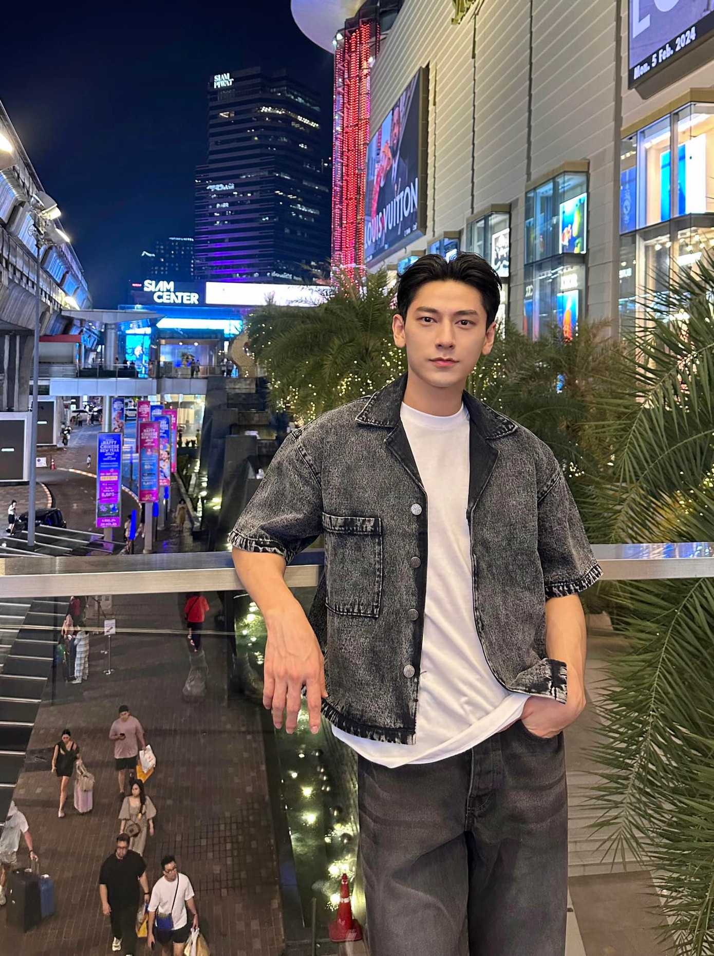 Ngày thường, nam thần V-Biz năng động với áo phông, sơ mi tông màu trung tính, đơn sắc. Ngày thường, nam thần V-Biz năng động với áo phông, sơ mi tông màu trung tính, đơn sắc.