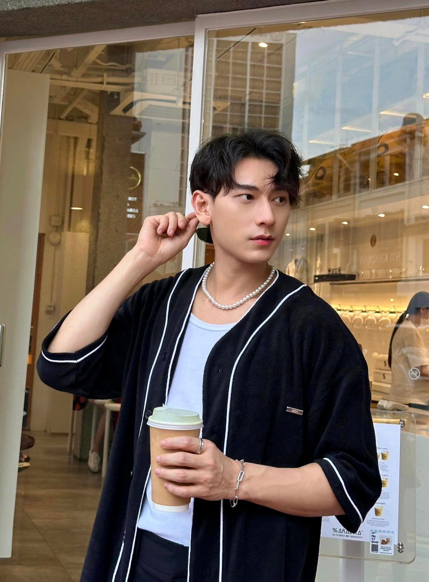 Ngày thường, nam thần V-Biz năng động với áo phông, sơ mi tông màu trung tính, đơn sắc. Ngày thường, nam thần V-Biz năng động với áo phông, sơ mi tông màu trung tính, đơn sắc.