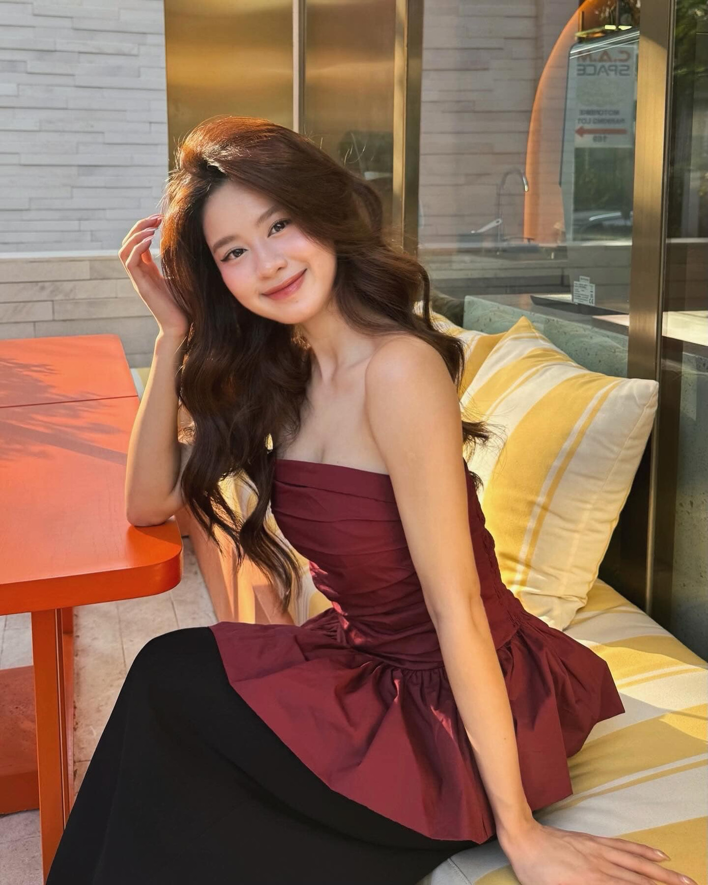 Hotgirl Hàn Hằng lựa chọn những mẫu áo quây thanh lịch, tông màu lịch sự.