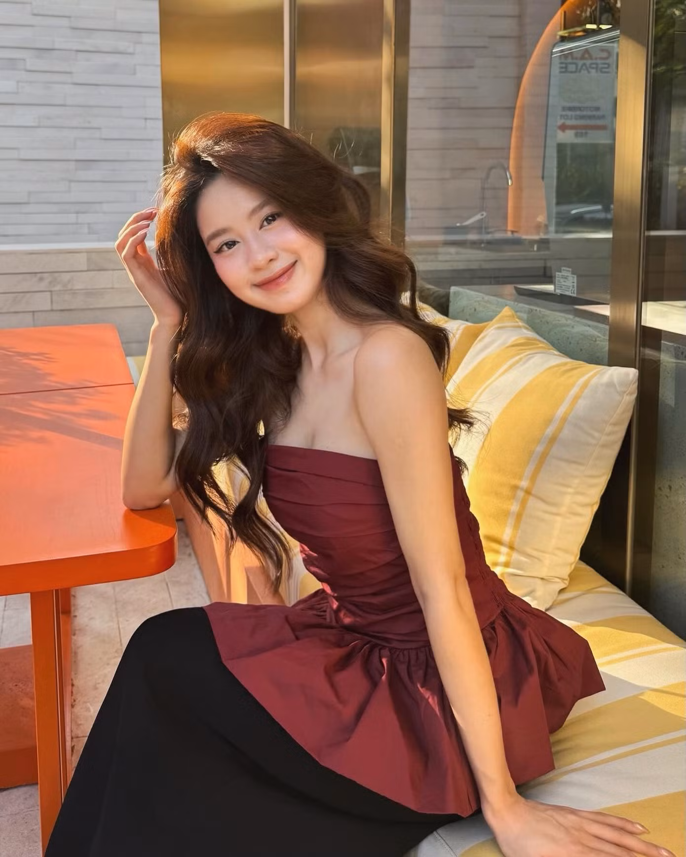 Hotgirl Hàn Hằng lựa chọn những mẫu áo quây thanh lịch, tông màu lịch sự.