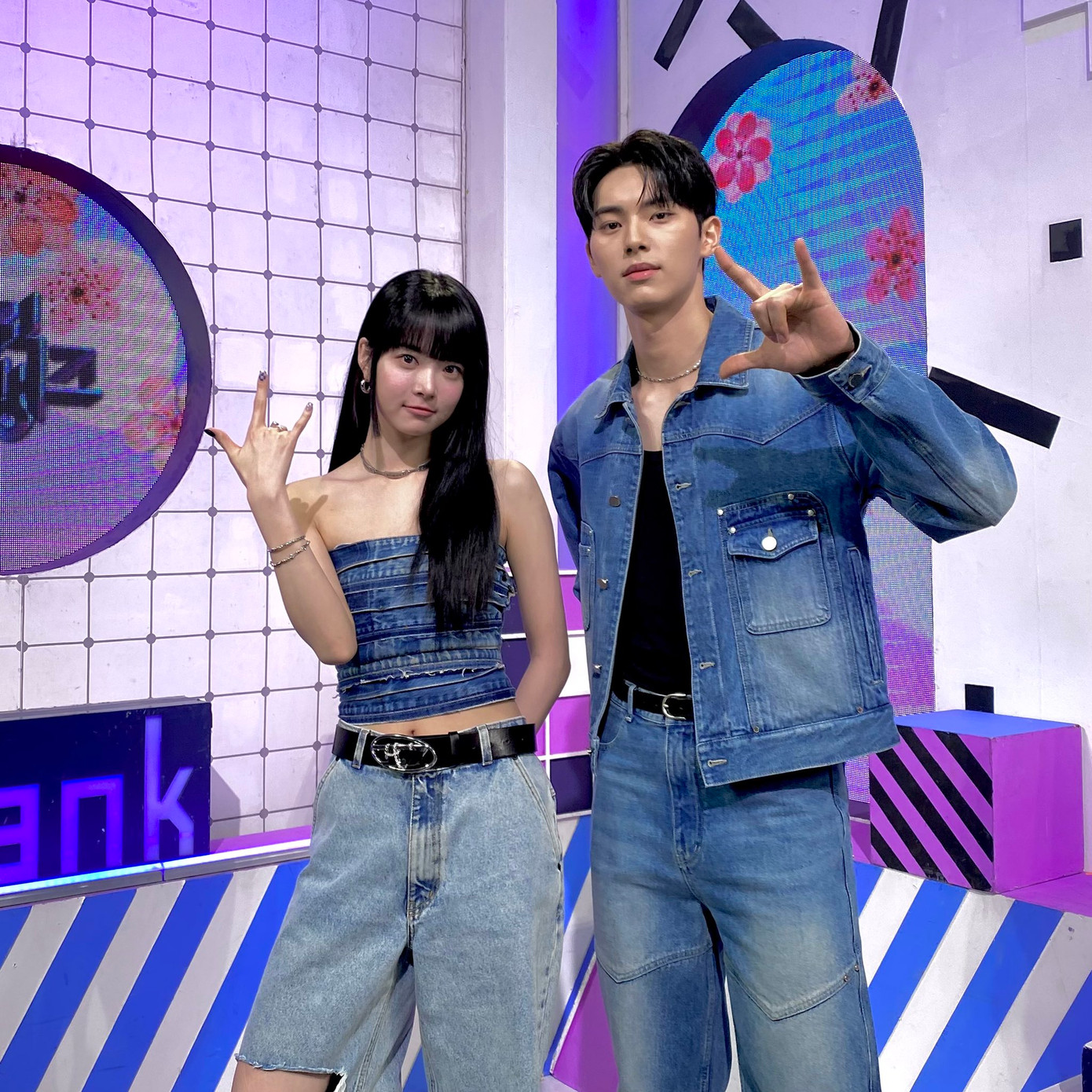 Anh cũng để lại nhiều ấn tượng tốt thời còn đảm nhiệm vai trò MC chính chương trình âm nhạc Music Bank. Lee Chae Min ghi điểm nhờ lối dẫn dắt duyên dáng, ứng xử khéo léo tinh tế.