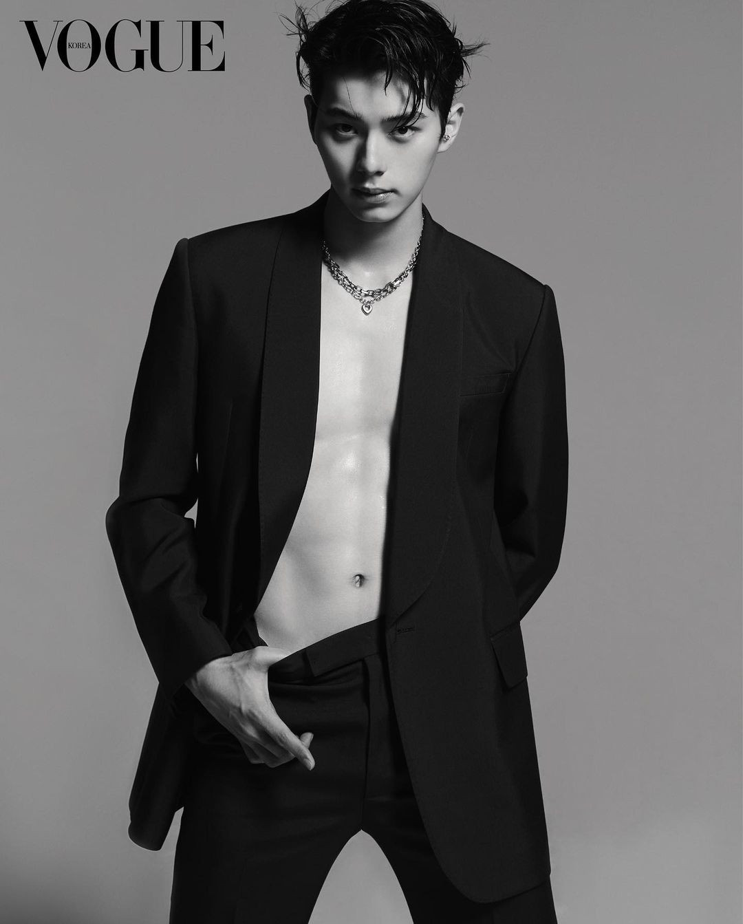 Nam diễn viên chuộng phong cách trang phục năng động, khỏe khoắn khoe sắc vóc săn chắc.