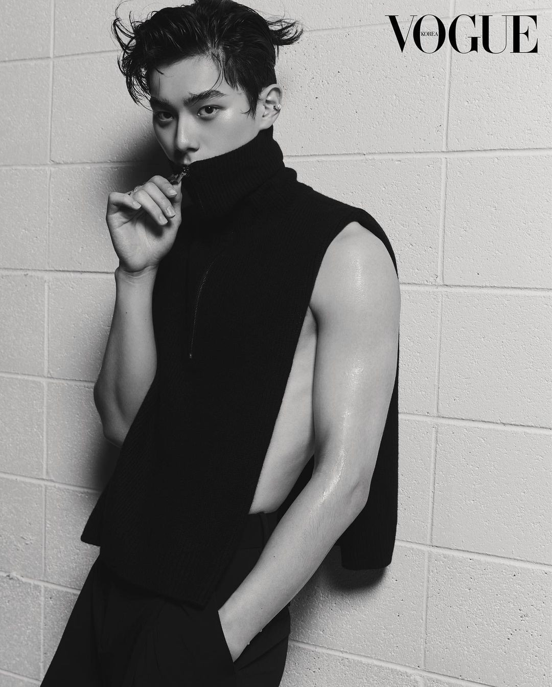 Nam diễn viên chuộng phong cách trang phục năng động, khỏe khoắn khoe sắc vóc săn chắc.