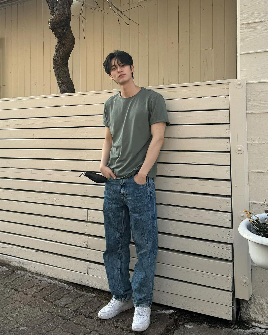 Nam diễn viên chuộng phong cách trang phục năng động, khỏe khoắn khoe sắc vóc săn chắc.