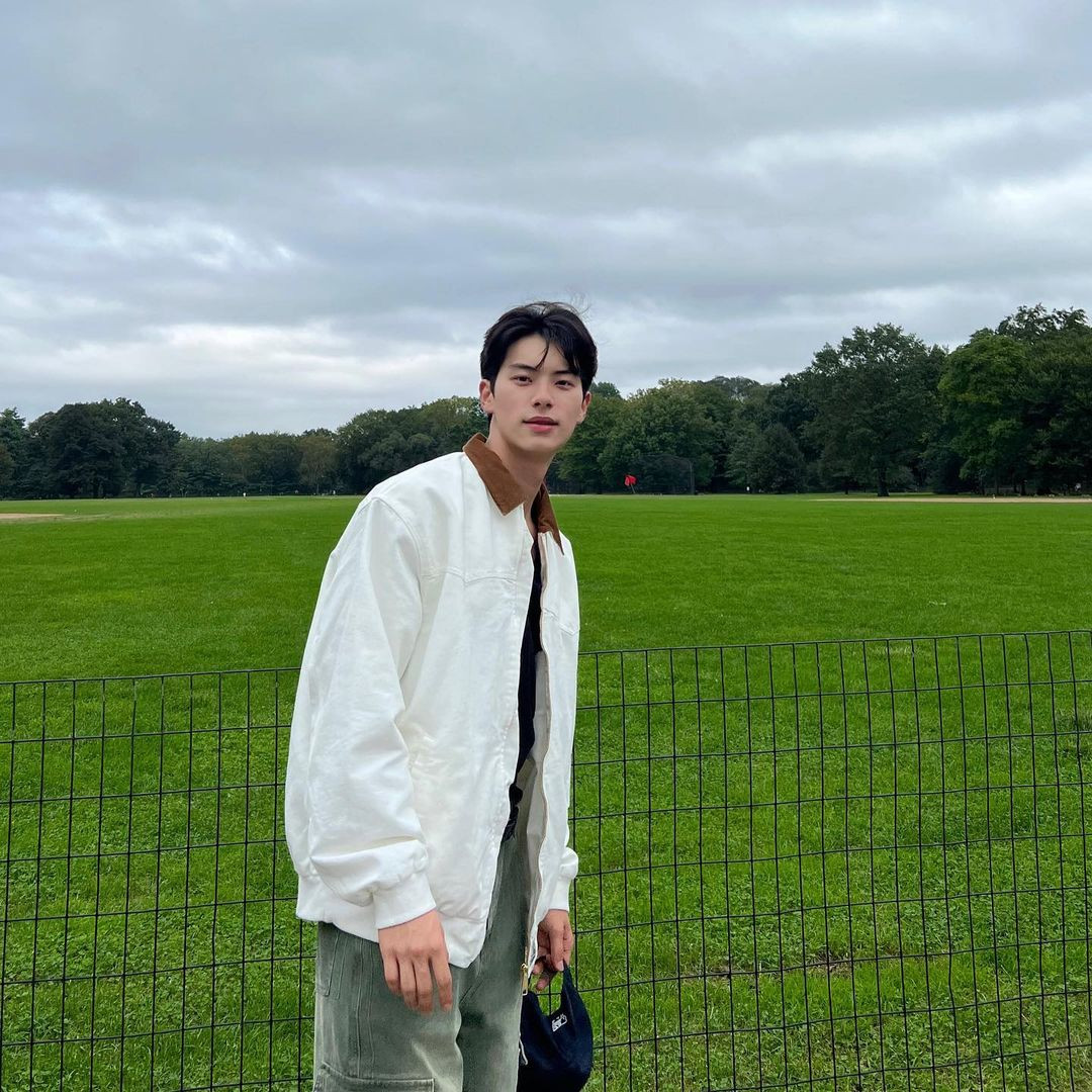 Nam diễn viên chuộng phong cách trang phục năng động, khỏe khoắn khoe sắc vóc săn chắc.