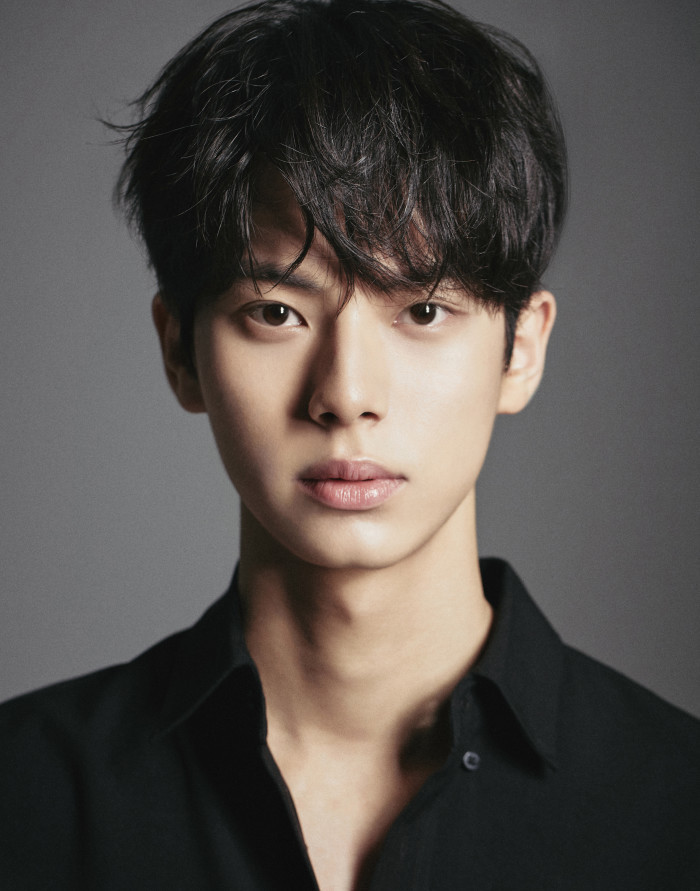 Lee Chae Min sở hữu ngoại hình nổi bật, chiều cao 1,89m, visual điển trai, hút 1,1 triệu người theo dõi trên Instagram (tính tới thời điểm hiện tại).