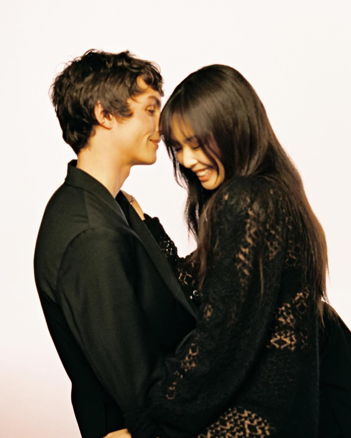 Nhan sắc cuốn hút của "nàng thơ Chanel" trong một số hình ảnh hậu trường. Nhan sắc cuốn hút của "nàng thơ Chanel" trong một số hình ảnh hậu trường.