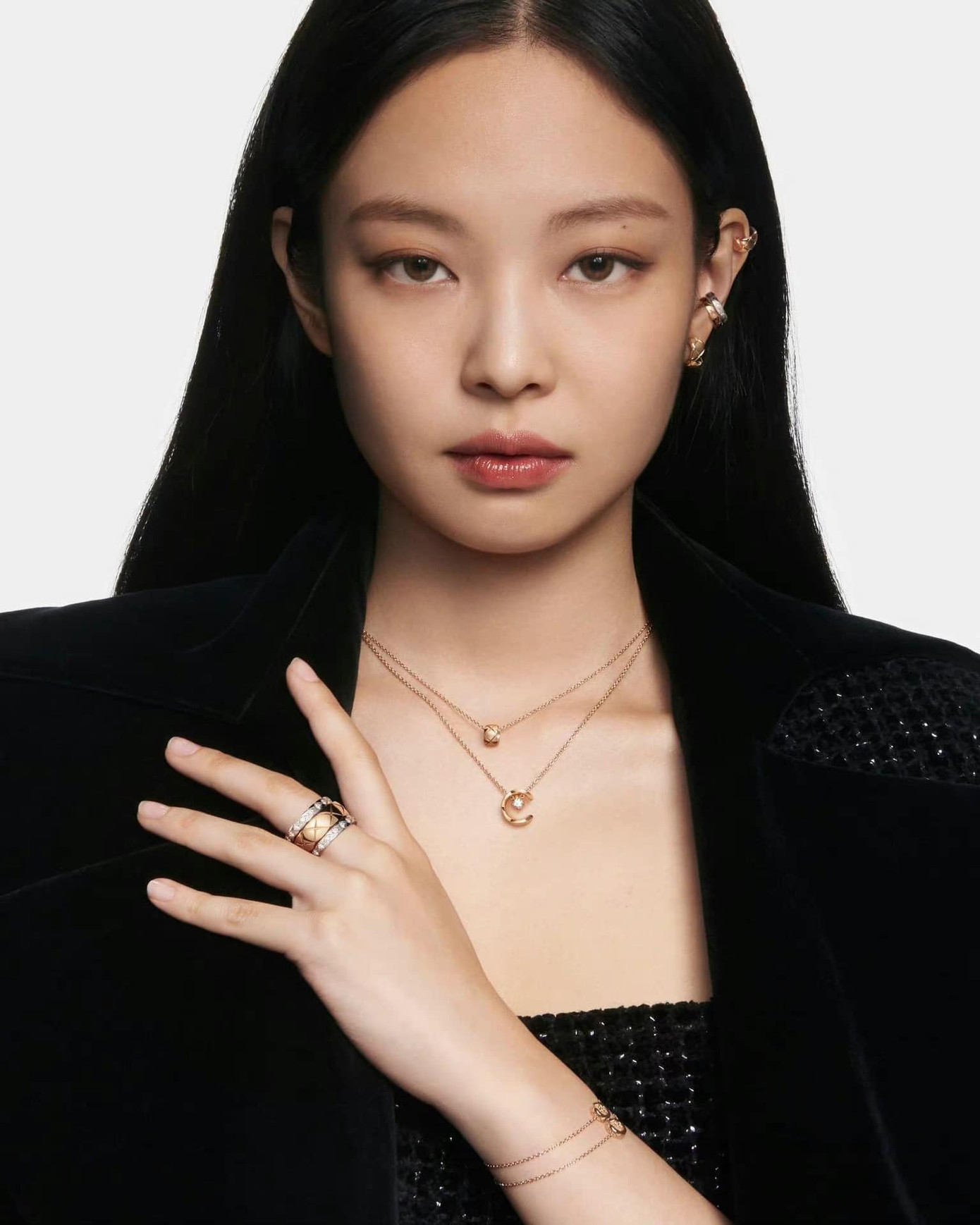 Phong cách thống nhất của Jennie BLACKPINK trong chiến dịch quảng bá trang sức Coco Crush từ 2022, 2023, 2024 (trái sang phải). Phong cách thống nhất của Jennie BLACKPINK trong chiến dịch quảng bá trang sức Coco Crush từ 2022, 2023, 2024 (trái sang phải).